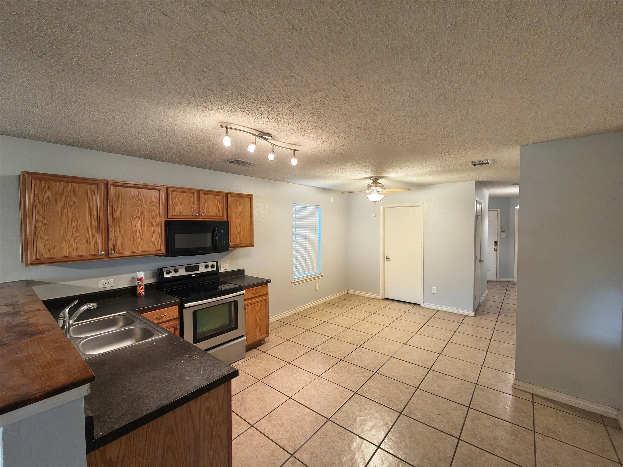 Single Family Residence For Rent in Tarrant County , 4854 Waterford Drive, Fort Worth, Texas 76179, 3 Bedroom, 2 Bathroom, 2 Garage spaces, 1,408 Sqft, built in 2003, mls#21256843, Real Estate Agent in Fort Worth, Homes For Rent in Tarrant county, Homes For Rent in Fort Worth, Realtor in Fort Worth Texas, Real Estate Brokerage Independent Realty Texas, Luminita Cordes Realtor