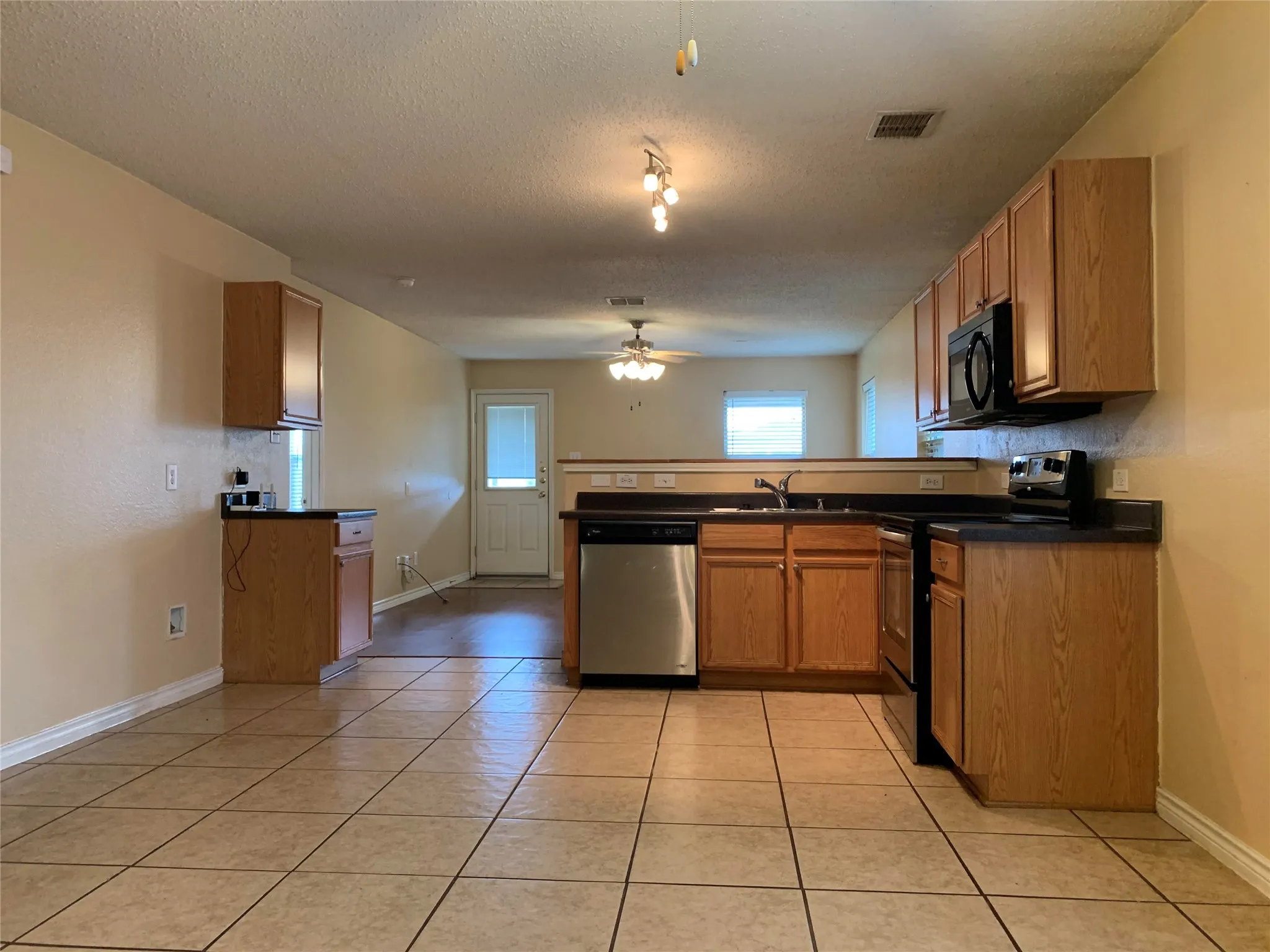 Single Family Residence For Rent in Tarrant County , 4854 Waterford Drive, Fort Worth, Texas 76179, 3 Bedroom, 2 Bathroom, 2 Garage spaces, 1,408 Sqft, built in 2003, mls#21256843, Real Estate Agent in Fort Worth, Homes For Rent in Tarrant county, Homes For Rent in Fort Worth, Realtor in Fort Worth Texas, Real Estate Brokerage Independent Realty Texas, Luminita Cordes Realtor
