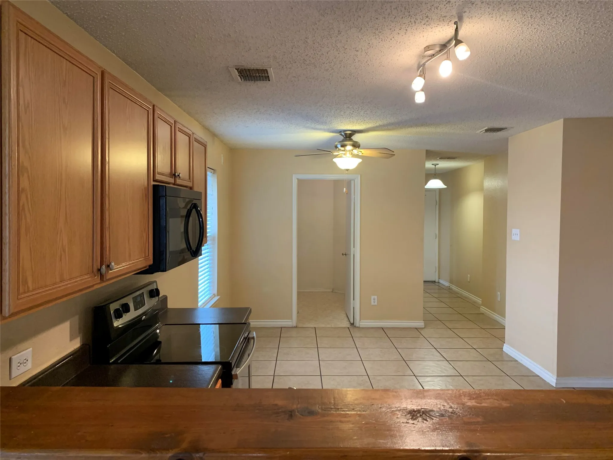 Single Family Residence For Rent in Tarrant County , 4854 Waterford Drive, Fort Worth, Texas 76179, 3 Bedroom, 2 Bathroom, 2 Garage spaces, 1,408 Sqft, built in 2003, mls#21256843, Real Estate Agent in Fort Worth, Homes For Rent in Tarrant county, Homes For Rent in Fort Worth, Realtor in Fort Worth Texas, Real Estate Brokerage Independent Realty Texas, Luminita Cordes Realtor