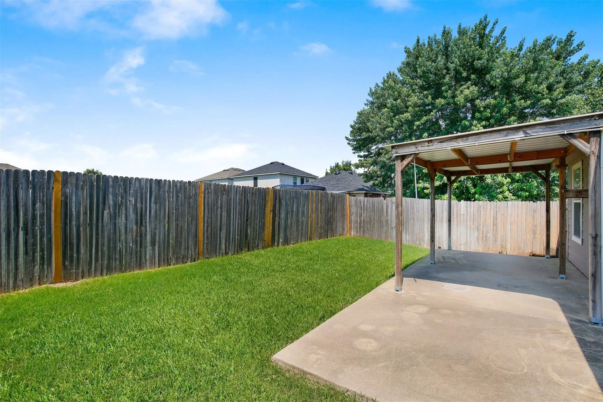 Single Family Residence For Rent in Tarrant County , 4854 Waterford Drive, Fort Worth, Texas 76179, 3 Bedroom, 2 Bathroom, 2 Garage spaces, 1,408 Sqft, built in 2003, mls#21256843, Real Estate Agent in Fort Worth, Homes For Rent in Tarrant county, Homes For Rent in Fort Worth, Realtor in Fort Worth Texas, Real Estate Brokerage Independent Realty Texas, Luminita Cordes Realtor
