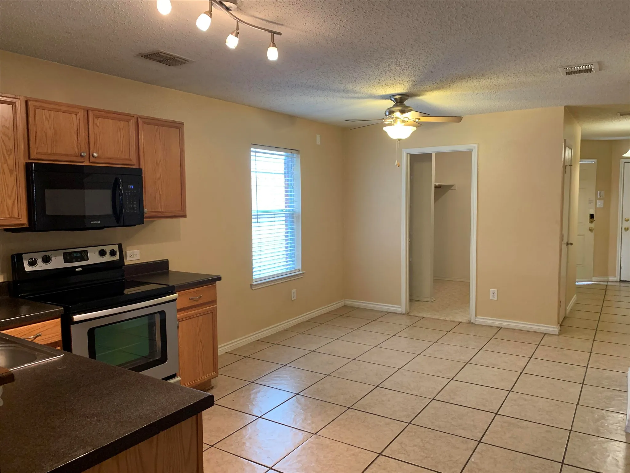 Single Family Residence For Rent in Tarrant County , 4854 Waterford Drive, Fort Worth, Texas 76179, 3 Bedroom, 2 Bathroom, 2 Garage spaces, 1,408 Sqft, built in 2003, mls#21256843, Real Estate Agent in Fort Worth, Homes For Rent in Tarrant county, Homes For Rent in Fort Worth, Realtor in Fort Worth Texas, Real Estate Brokerage Independent Realty Texas, Luminita Cordes Realtor
