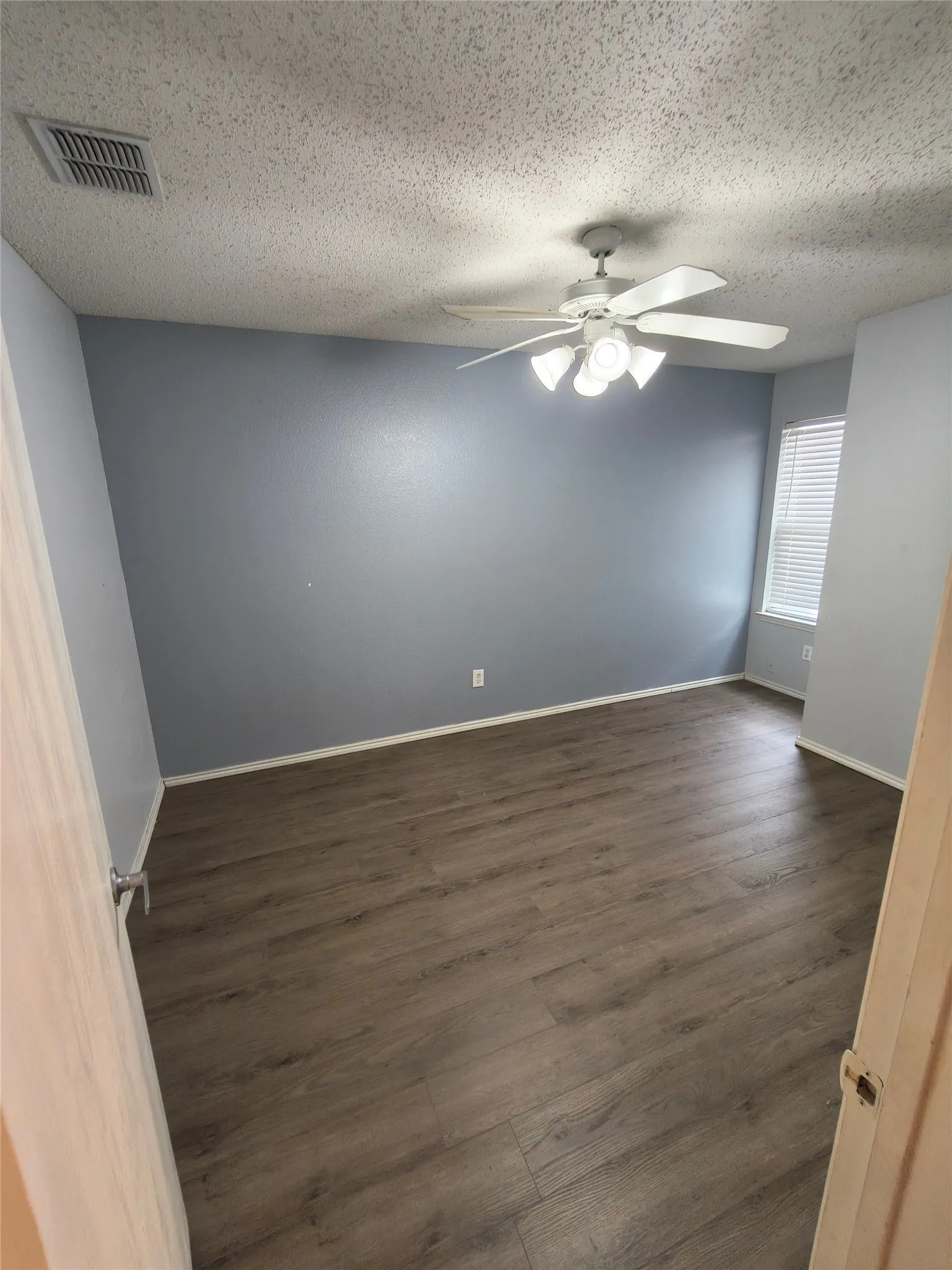 Single Family Residence For Rent in Tarrant County , 4854 Waterford Drive, Fort Worth, Texas 76179, 3 Bedroom, 2 Bathroom, 2 Garage spaces, 1,408 Sqft, built in 2003, mls#21256843, Real Estate Agent in Fort Worth, Homes For Rent in Tarrant county, Homes For Rent in Fort Worth, Realtor in Fort Worth Texas, Real Estate Brokerage Independent Realty Texas, Luminita Cordes Realtor