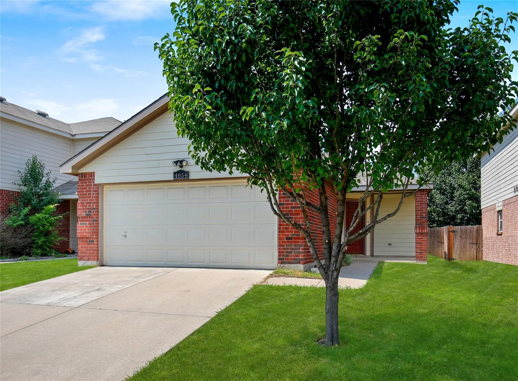 Single Family Residence For Rent in Tarrant County , 4854 Waterford Drive, Fort Worth, Texas 76179, 3 Bedroom, 2 Bathroom, 2 Garage spaces, 1,408 Sqft, built in 2003, mls#21256843, Real Estate Agent in Fort Worth, Homes For Rent in Tarrant county, Homes For Rent in Fort Worth, Realtor in Fort Worth Texas, Real Estate Brokerage Independent Realty Texas, Luminita Cordes Realtor