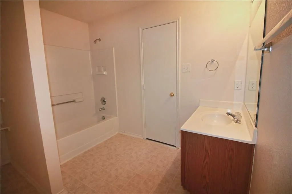 Single Family Residence For Rent in Tarrant County , 6908 Meadow Way Lane, Fort Worth, Texas 76179, 4 Bedroom, 3 Bathroom, 2 Garage spaces, 2,360 Sqft, built in 2003, mls#21270072, Real Estate Agent in Fort Worth, Homes For Rent in Tarrant county, Homes For Rent in Fort Worth, Realtor in Fort Worth Texas, Real Estate Brokerage Independent Realty Texas, Luminita Cordes Realtor