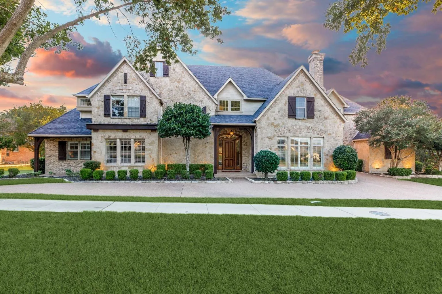 Single Family Residence For Sale in Collin County , 403 Creekside Drive, Mc Kinney, Texas 75071, 4 Bedrooms, 7 Bathrooms, 3 Garage spaces, 5,256 Sqft, built in 2001, Price $2,095,000, mls#21284073, Real Estate Agent in Mc Kinney, Homes For Sale in Collin county, Homes For Sale in Mc Kinney, Realtor in Mc Kinney Texas, Real Estate Brokerage Independent Realty Texas, Luminita Cordes Realtor