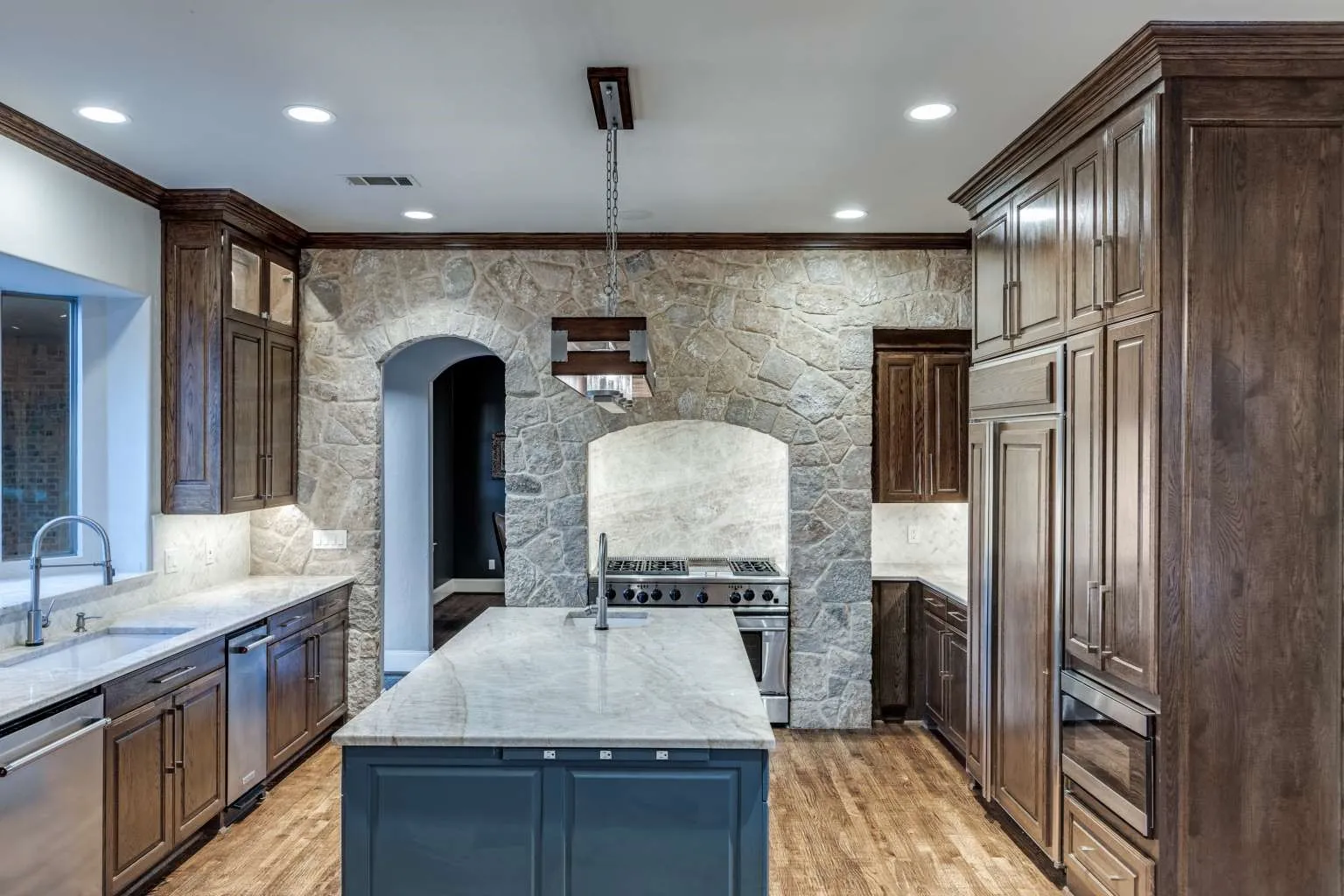 Single Family Residence For Sale in Collin County , 403 Creekside Drive, Mc Kinney, Texas 75071, 4 Bedrooms, 7 Bathrooms, 3 Garage spaces, 5,256 Sqft, built in 2001, Price $2,095,000, mls#21284073, Real Estate Agent in Mc Kinney, Homes For Sale in Collin county, Homes For Sale in Mc Kinney, Realtor in Mc Kinney Texas, Real Estate Brokerage Independent Realty Texas, Luminita Cordes Realtor