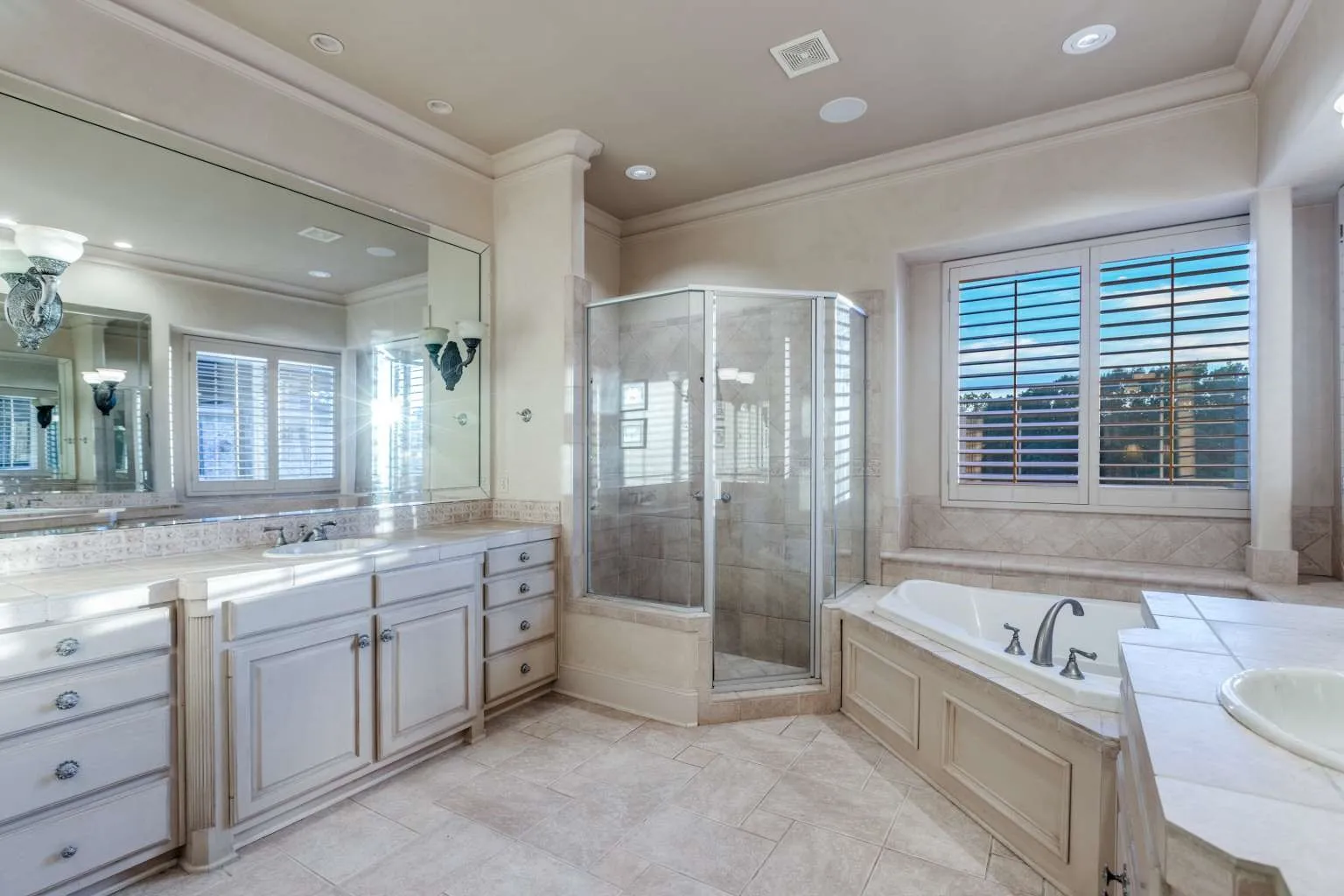 Single Family Residence For Sale in Collin County , 403 Creekside Drive, Mc Kinney, Texas 75071, 4 Bedrooms, 7 Bathrooms, 3 Garage spaces, 5,256 Sqft, built in 2001, Price $2,095,000, mls#21284073, Real Estate Agent in Mc Kinney, Homes For Sale in Collin county, Homes For Sale in Mc Kinney, Realtor in Mc Kinney Texas, Real Estate Brokerage Independent Realty Texas, Luminita Cordes Realtor