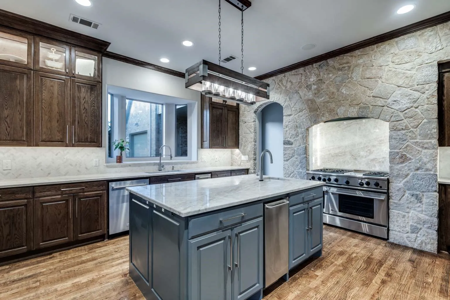 Single Family Residence For Sale in Collin County , 403 Creekside Drive, Mc Kinney, Texas 75071, 4 Bedrooms, 7 Bathrooms, 3 Garage spaces, 5,256 Sqft, built in 2001, Price $2,095,000, mls#21284073, Real Estate Agent in Mc Kinney, Homes For Sale in Collin county, Homes For Sale in Mc Kinney, Realtor in Mc Kinney Texas, Real Estate Brokerage Independent Realty Texas, Luminita Cordes Realtor