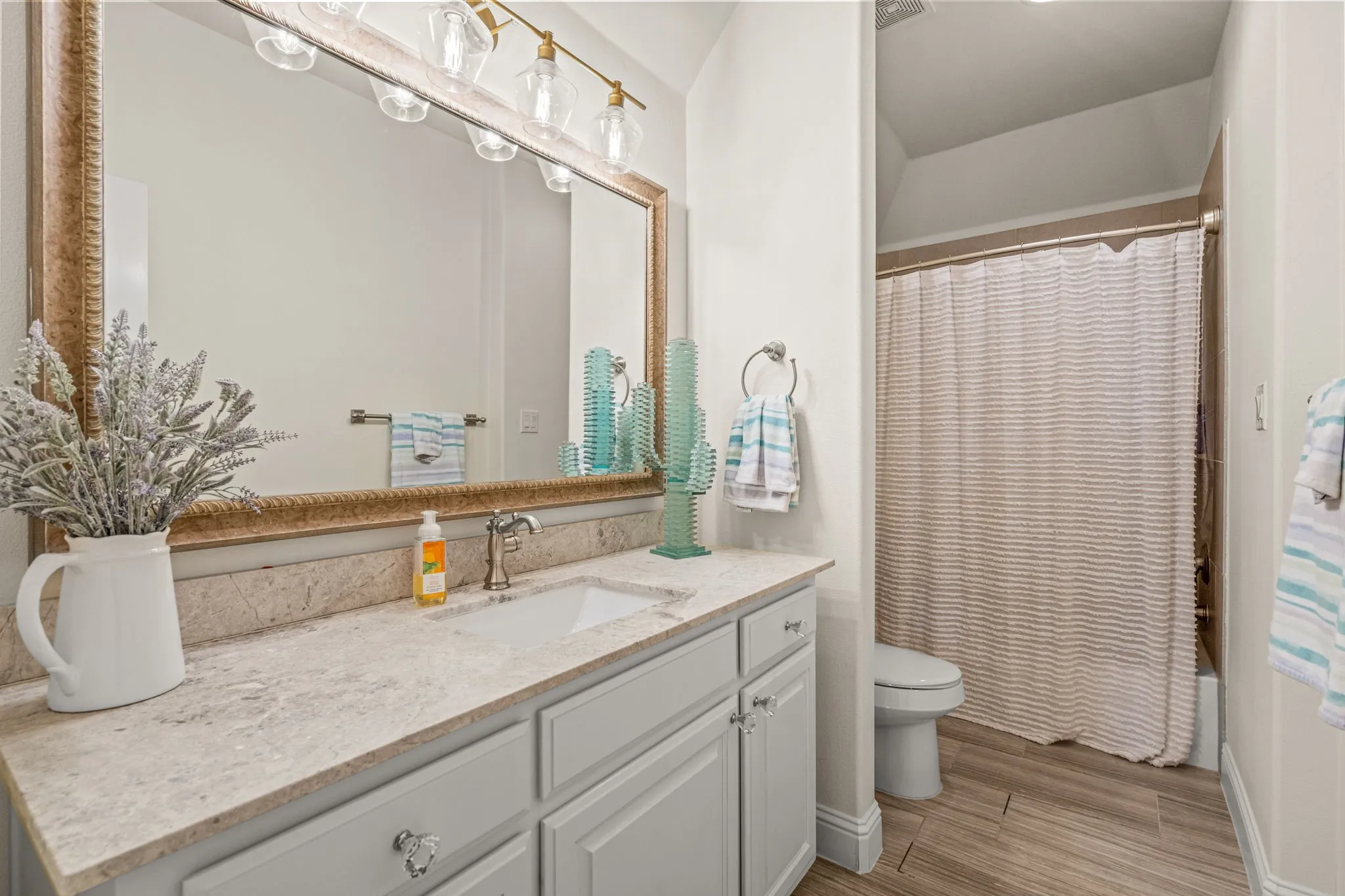Single Family Residence For Sale in Tarrant County , 8621 Colina Terrace, Benbrook, Texas 76126, 4 Bedroom, 4 Bathroom, 2 Garage spaces, 3,577 Sqft, built in 2016, mls#21284029, Real Estate Agent in Benbrook, Homes For Sale in Tarrant county, Homes For Sale in Benbrook, Realtor in Benbrook Texas, Real Estate Brokerage Independent Realty Texas, Luminita Cordes Realtor