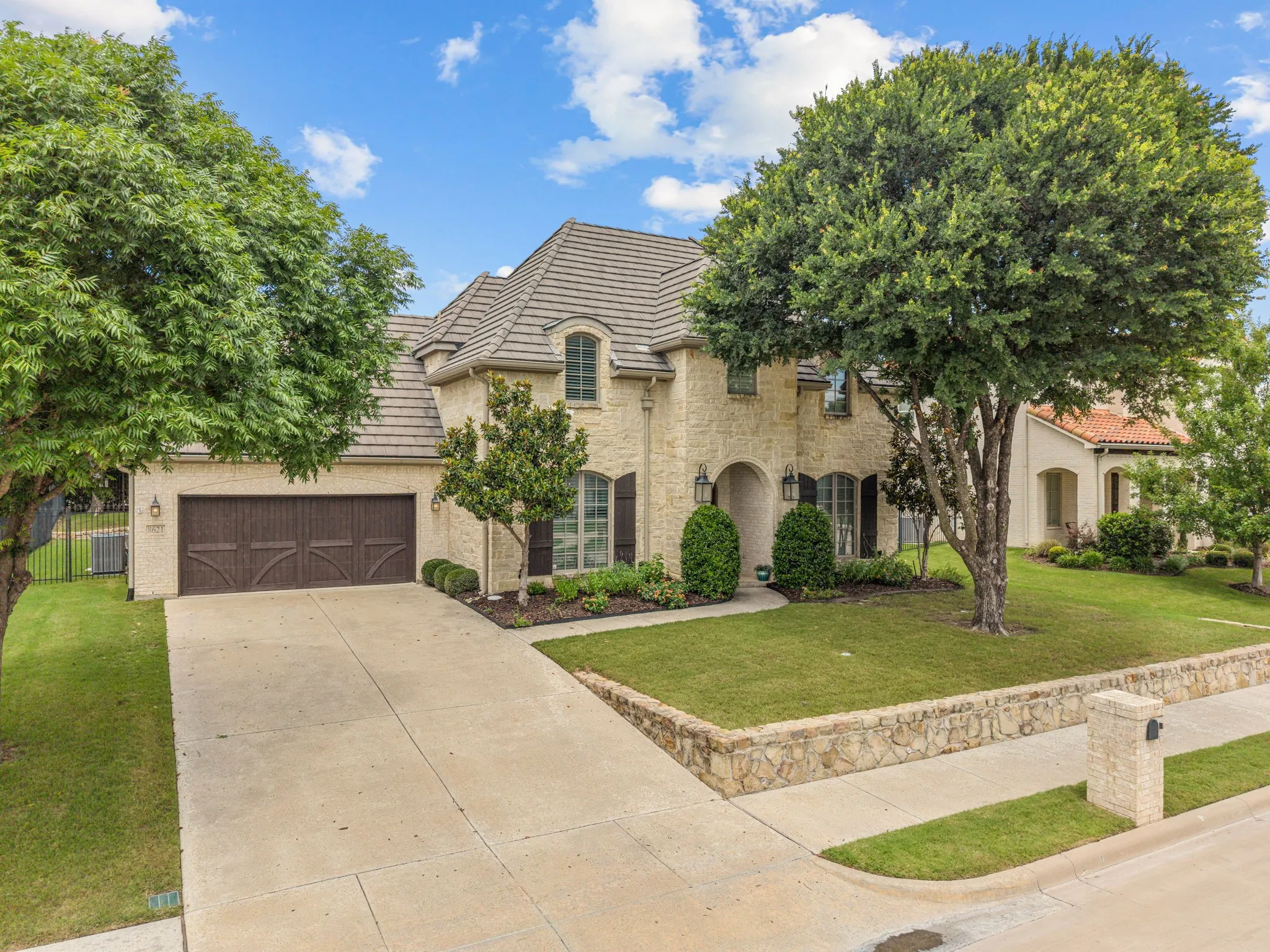 Single Family Residence For Sale in Tarrant County , 8621 Colina Terrace, Benbrook, Texas 76126, 4 Bedroom, 4 Bathroom, 2 Garage spaces, 3,577 Sqft, built in 2016, mls#21284029, Real Estate Agent in Benbrook, Homes For Sale in Tarrant county, Homes For Sale in Benbrook, Realtor in Benbrook Texas, Real Estate Brokerage Independent Realty Texas, Luminita Cordes Realtor