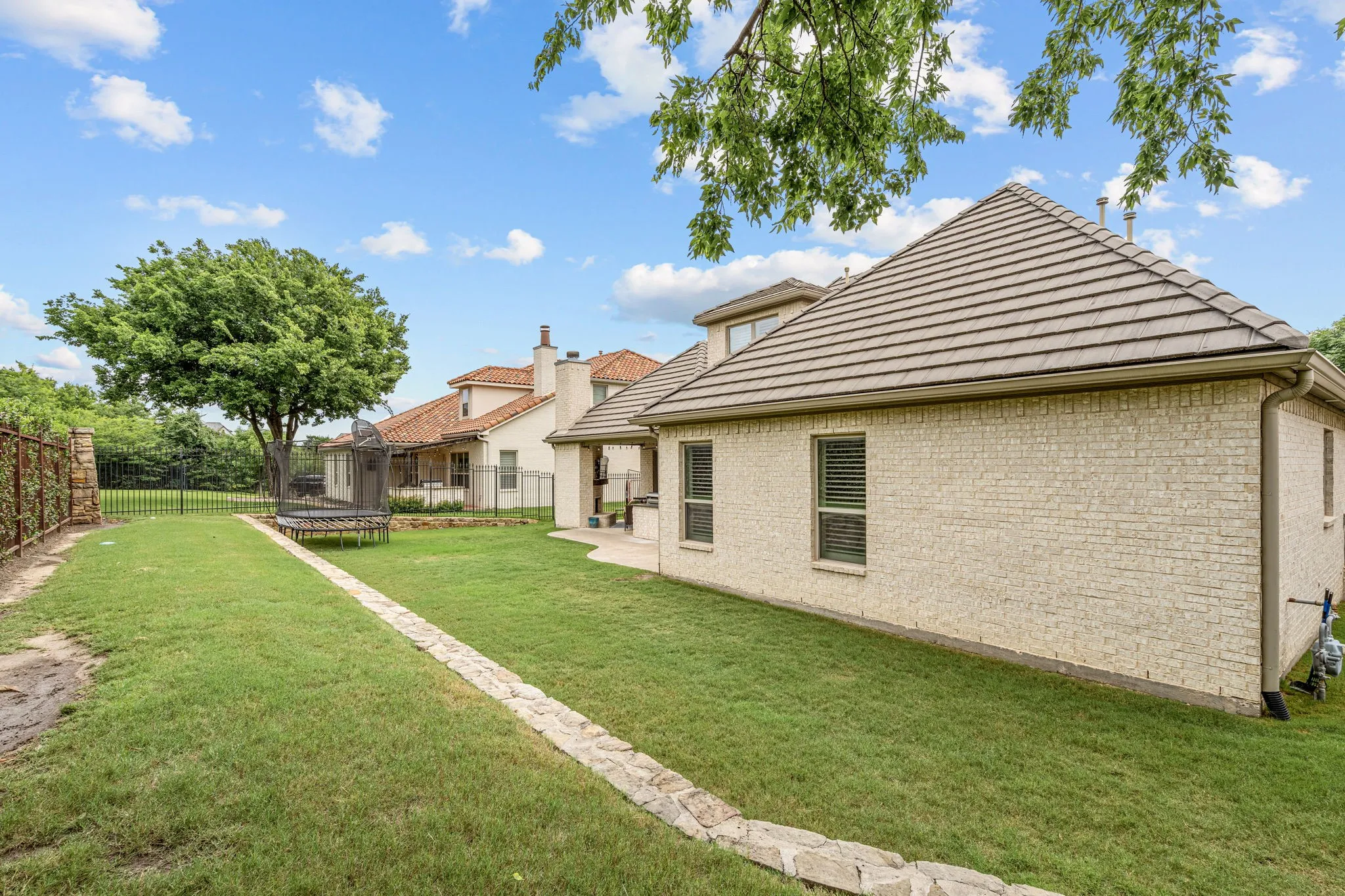 Single Family Residence For Sale in Tarrant County , 8621 Colina Terrace, Benbrook, Texas 76126, 4 Bedroom, 4 Bathroom, 2 Garage spaces, 3,577 Sqft, built in 2016, mls#21284029, Real Estate Agent in Benbrook, Homes For Sale in Tarrant county, Homes For Sale in Benbrook, Realtor in Benbrook Texas, Real Estate Brokerage Independent Realty Texas, Luminita Cordes Realtor