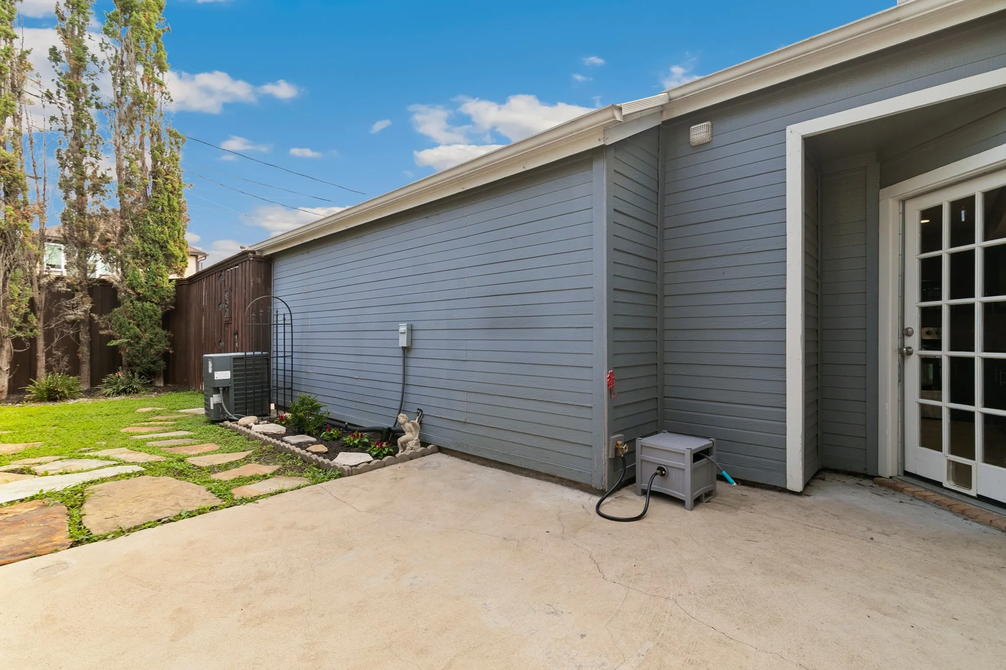Single Family Residence For Sale in Dallas County , 2927 S Bend Drive, Dallas, Texas 75229, 3 Bedroom, 3 Bathroom, 2 Garage spaces, 1,654 Sqft, built in 1987, mls#21282917, Real Estate Agent in Dallas, Homes For Sale in Dallas county, Homes For Sale in Dallas, Realtor in Dallas Texas, Real Estate Brokerage Independent Realty Texas, Luminita Cordes Realtor