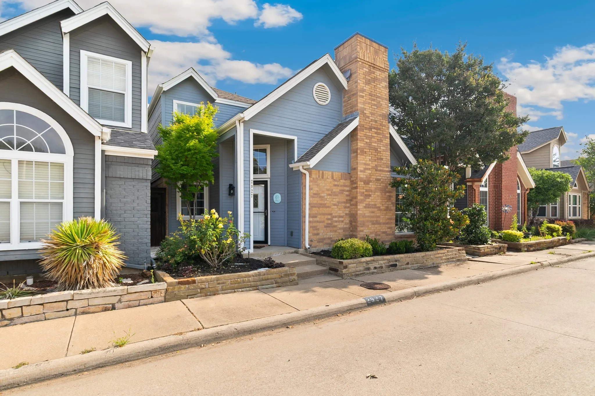 Single Family Residence For Sale in Dallas County , 2927 S Bend Drive, Dallas, Texas 75229, 3 Bedroom, 3 Bathroom, 2 Garage spaces, 1,654 Sqft, built in 1987, mls#21282917, Real Estate Agent in Dallas, Homes For Sale in Dallas county, Homes For Sale in Dallas, Realtor in Dallas Texas, Real Estate Brokerage Independent Realty Texas, Luminita Cordes Realtor