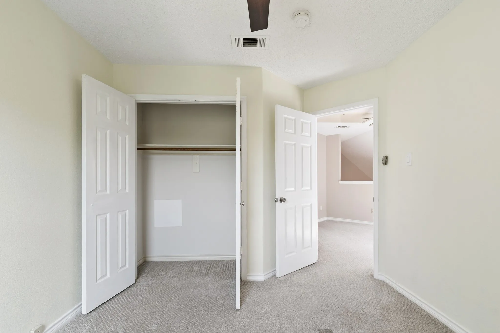 Single Family Residence For Sale in Dallas County , 2927 S Bend Drive, Dallas, Texas 75229, 3 Bedroom, 3 Bathroom, 2 Garage spaces, 1,654 Sqft, built in 1987, mls#21282917, Real Estate Agent in Dallas, Homes For Sale in Dallas county, Homes For Sale in Dallas, Realtor in Dallas Texas, Real Estate Brokerage Independent Realty Texas, Luminita Cordes Realtor