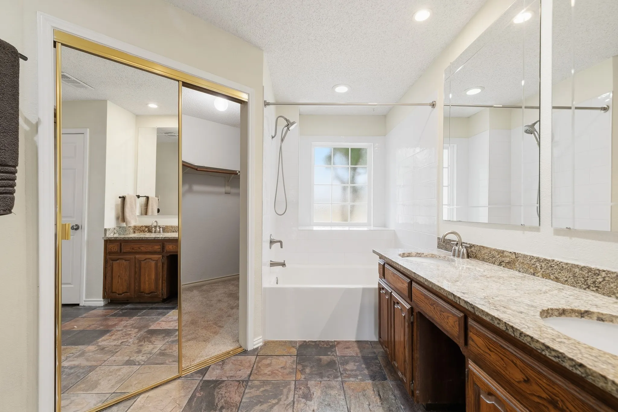 Single Family Residence For Sale in Dallas County , 2927 S Bend Drive, Dallas, Texas 75229, 3 Bedroom, 3 Bathroom, 2 Garage spaces, 1,654 Sqft, built in 1987, mls#21282917, Real Estate Agent in Dallas, Homes For Sale in Dallas county, Homes For Sale in Dallas, Realtor in Dallas Texas, Real Estate Brokerage Independent Realty Texas, Luminita Cordes Realtor
