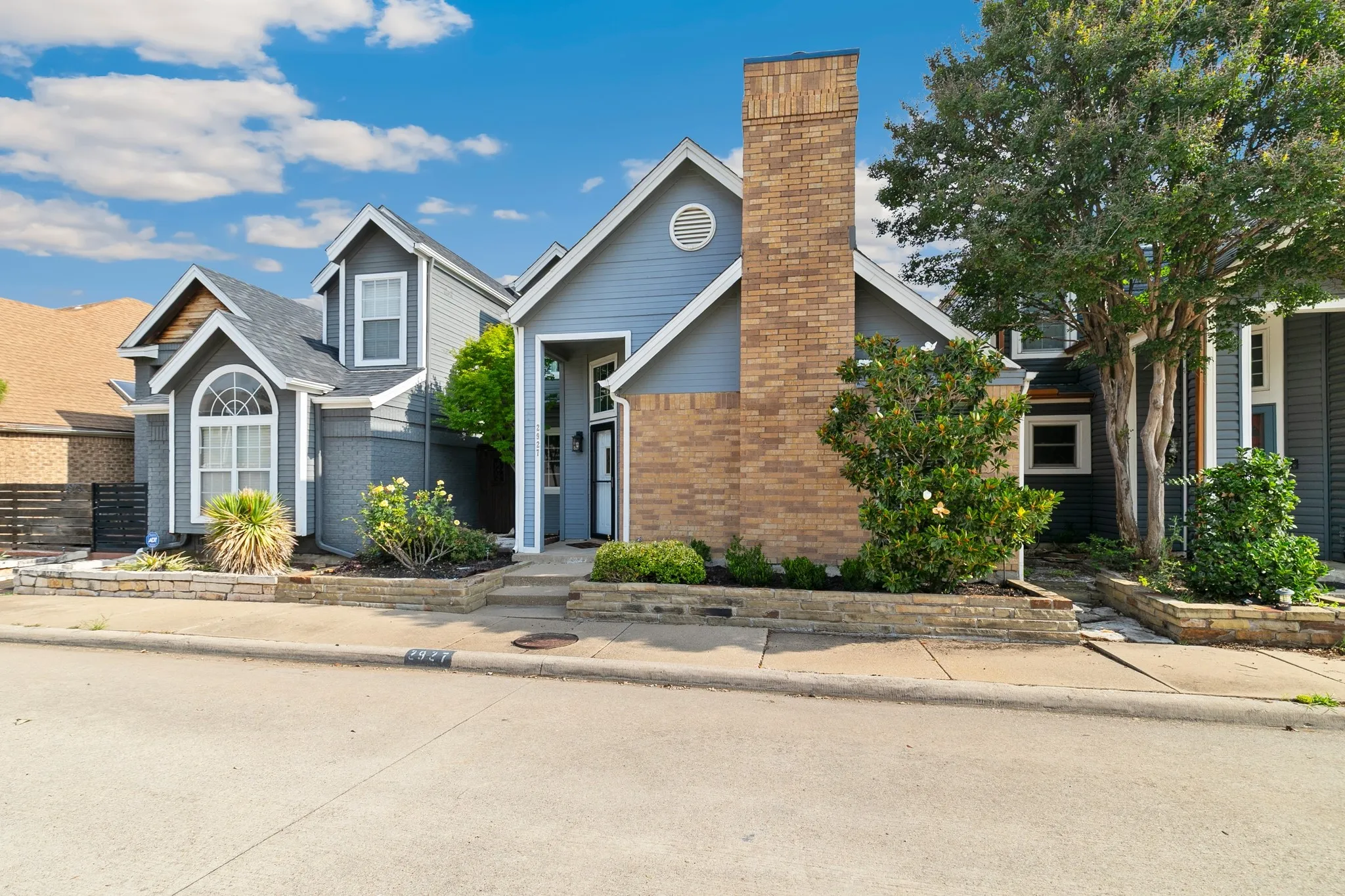 Single Family Residence For Sale in Dallas County , 2927 S Bend Drive, Dallas, Texas 75229, 3 Bedroom, 3 Bathroom, 2 Garage spaces, 1,654 Sqft, built in 1987, mls#21282917, Real Estate Agent in Dallas, Homes For Sale in Dallas county, Homes For Sale in Dallas, Realtor in Dallas Texas, Real Estate Brokerage Independent Realty Texas, Luminita Cordes Realtor