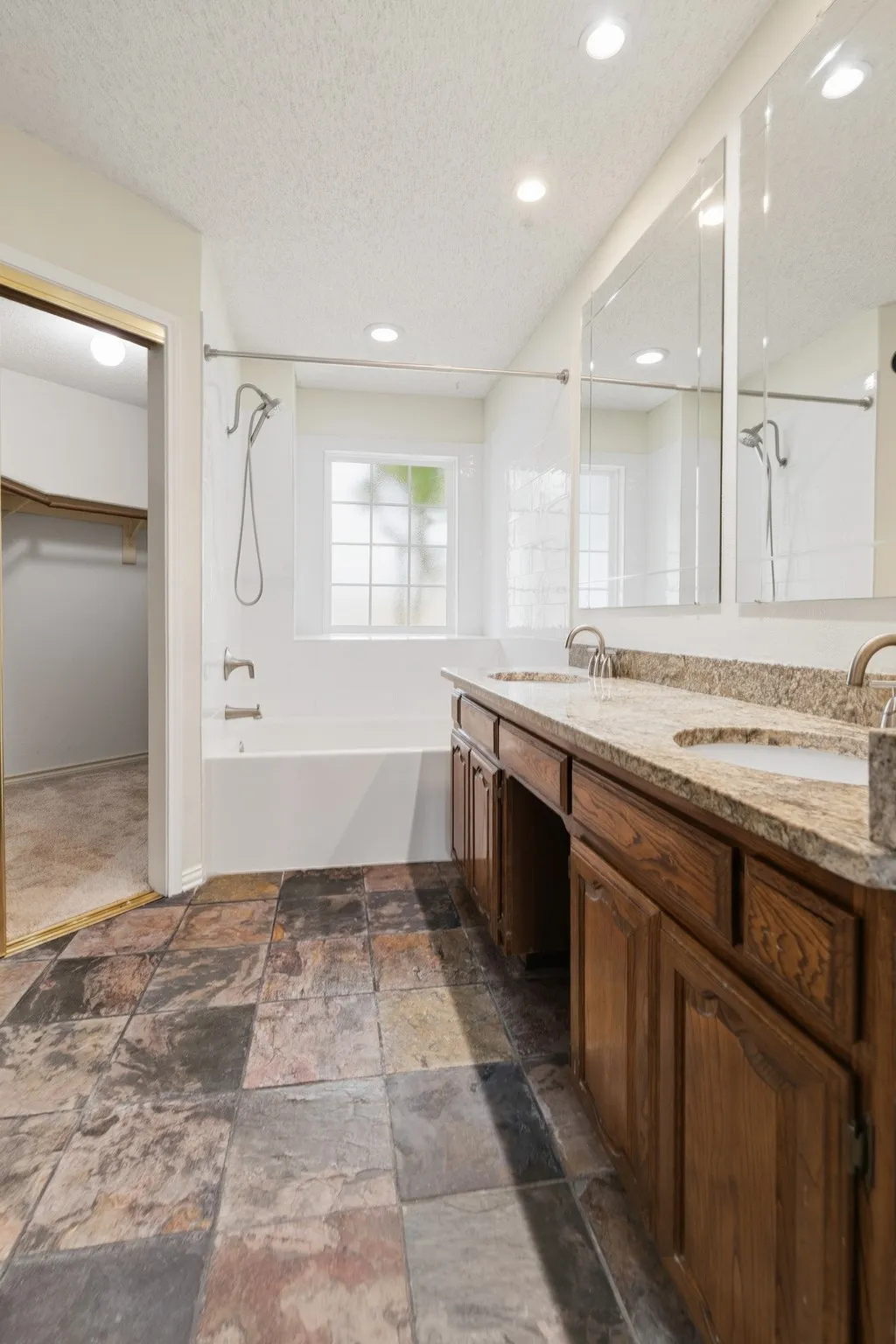 Single Family Residence For Sale in Dallas County , 2927 S Bend Drive, Dallas, Texas 75229, 3 Bedroom, 3 Bathroom, 2 Garage spaces, 1,654 Sqft, built in 1987, mls#21282917, Real Estate Agent in Dallas, Homes For Sale in Dallas county, Homes For Sale in Dallas, Realtor in Dallas Texas, Real Estate Brokerage Independent Realty Texas, Luminita Cordes Realtor