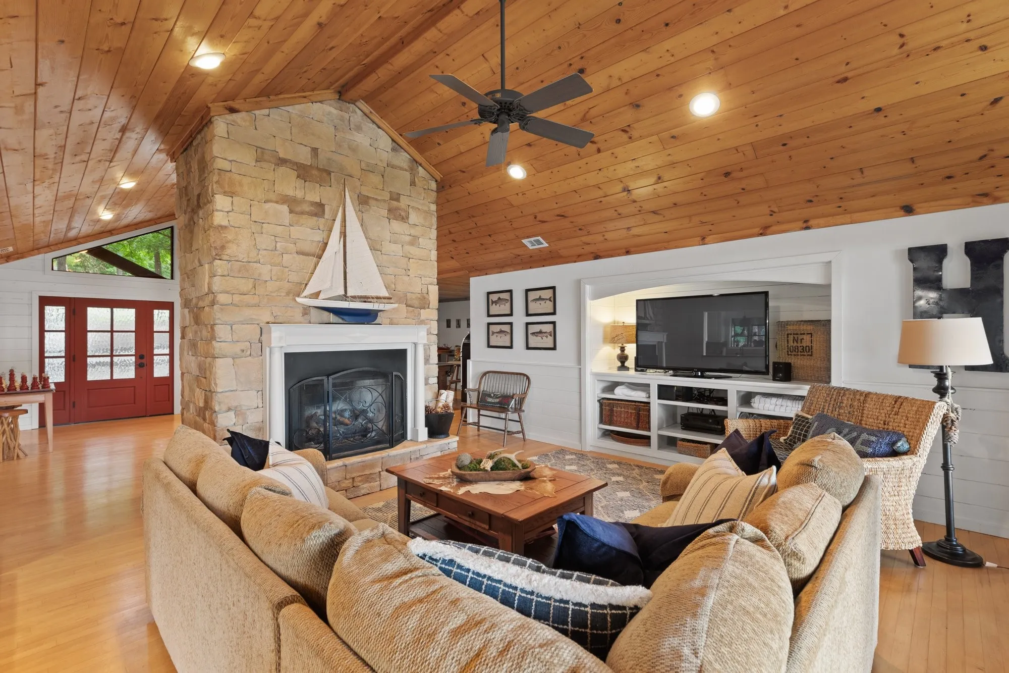 Single Family Residence For Sale in Franklin (TX) County , 307 King Laurence Court, Scroggins, Texas 75480, 4 Bedroom, 3 Bathroom, Garage spaces, 2,808 Sqft, built in 1993, mls#21284180, Real Estate Agent in Scroggins, Homes For Sale in Franklin (TX) county, Homes For Sale in Scroggins, Realtor in Scroggins Texas, Real Estate Brokerage Independent Realty Texas, Luminita Cordes Realtor