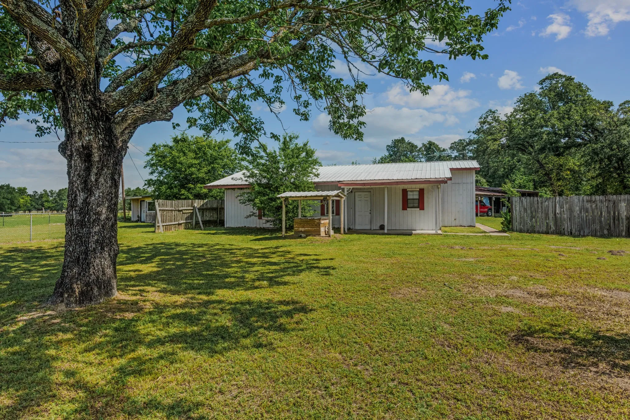 Farm For Sale in Kaufman County , 10398 Fm 429, Kaufman, Texas 75142, 2 Bedroom, 1 Bathroom, Garage spaces, 1,400 Sqft, built in 1980, mls#21278250, Real Estate Agent in Kaufman, Homes For Sale in Kaufman county, Homes For Sale in Kaufman, Realtor in Kaufman Texas, Real Estate Brokerage Independent Realty Texas, Luminita Cordes Realtor