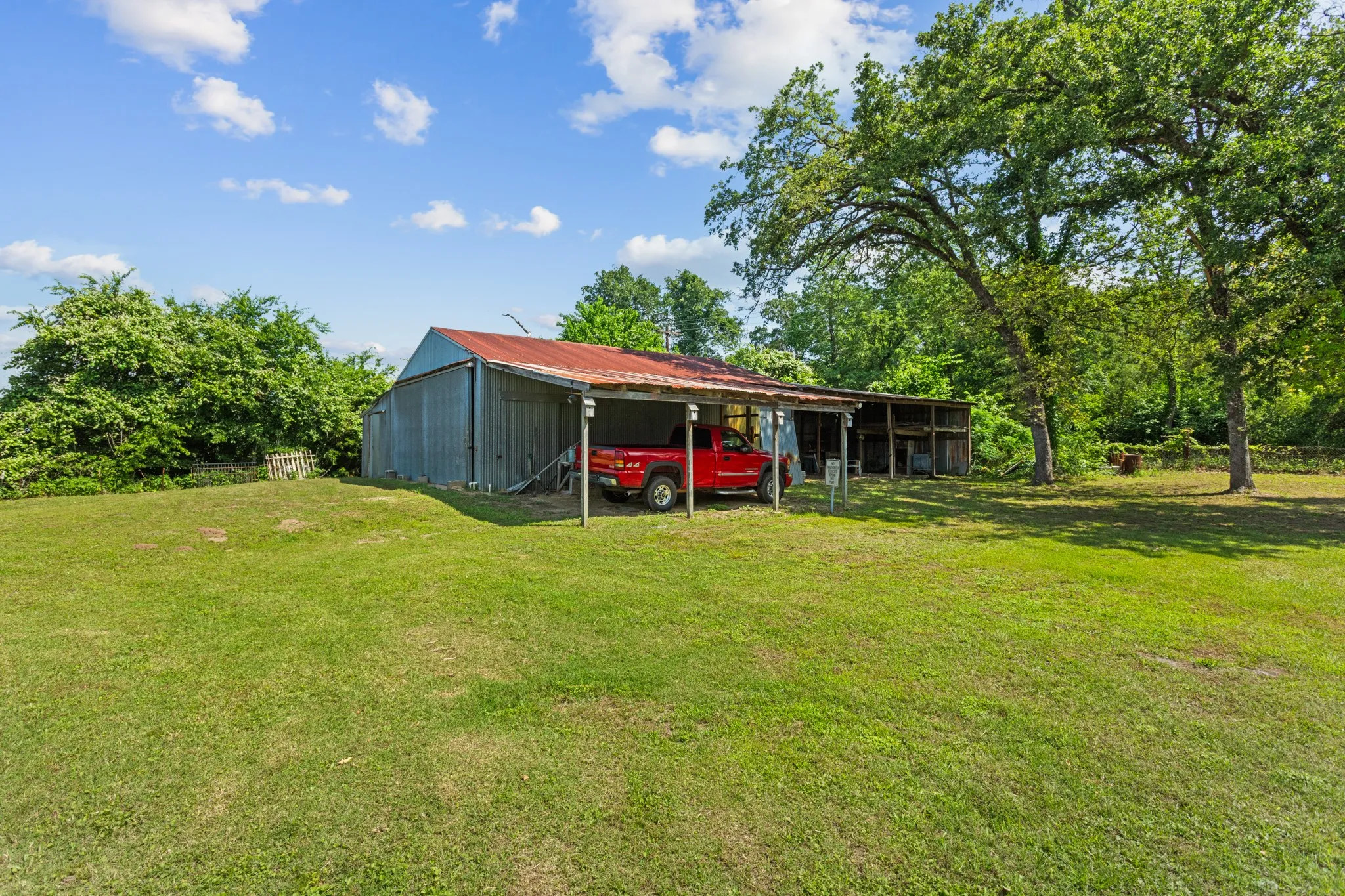 Farm For Sale in Kaufman County , 10398 Fm 429, Kaufman, Texas 75142, 2 Bedroom, 1 Bathroom, Garage spaces, 1,400 Sqft, built in 1980, mls#21278250, Real Estate Agent in Kaufman, Homes For Sale in Kaufman county, Homes For Sale in Kaufman, Realtor in Kaufman Texas, Real Estate Brokerage Independent Realty Texas, Luminita Cordes Realtor
