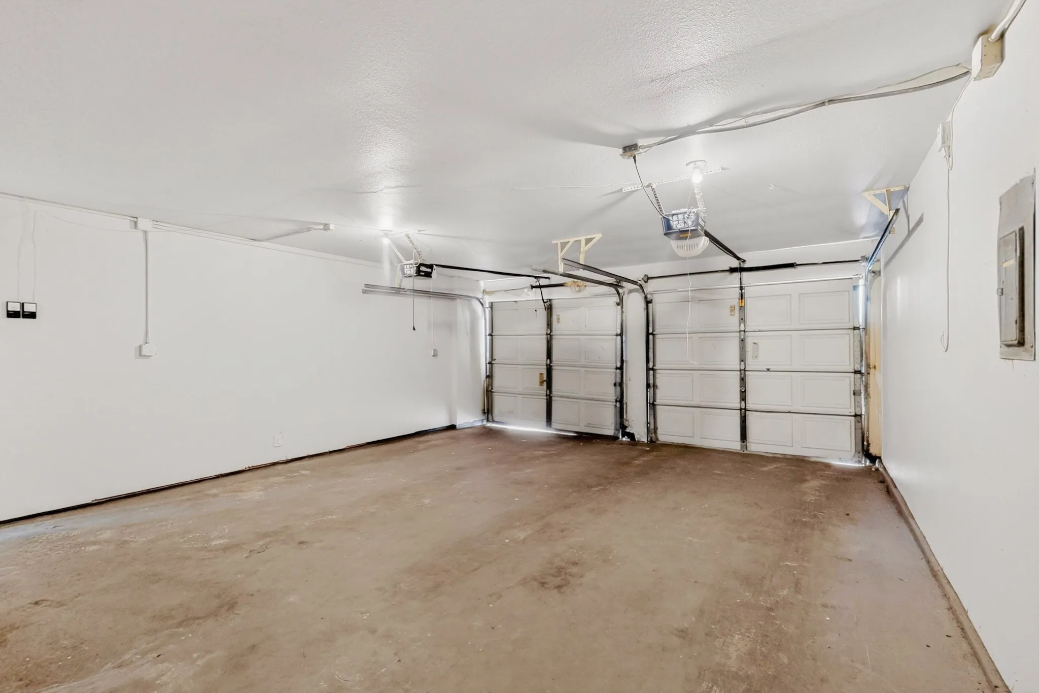 Single Family Residence For Sale in Dallas County , 5513 Galaxie Road, Garland, Texas 75044, 3 Bedroom, 3 Bathroom, 2 Garage spaces, 2,238 Sqft, built in 1977, mls#21284214, Real Estate Agent in Garland, Homes For Sale in Dallas county, Homes For Sale in Garland, Realtor in Garland Texas, Real Estate Brokerage Independent Realty Texas, Luminita Cordes Realtor