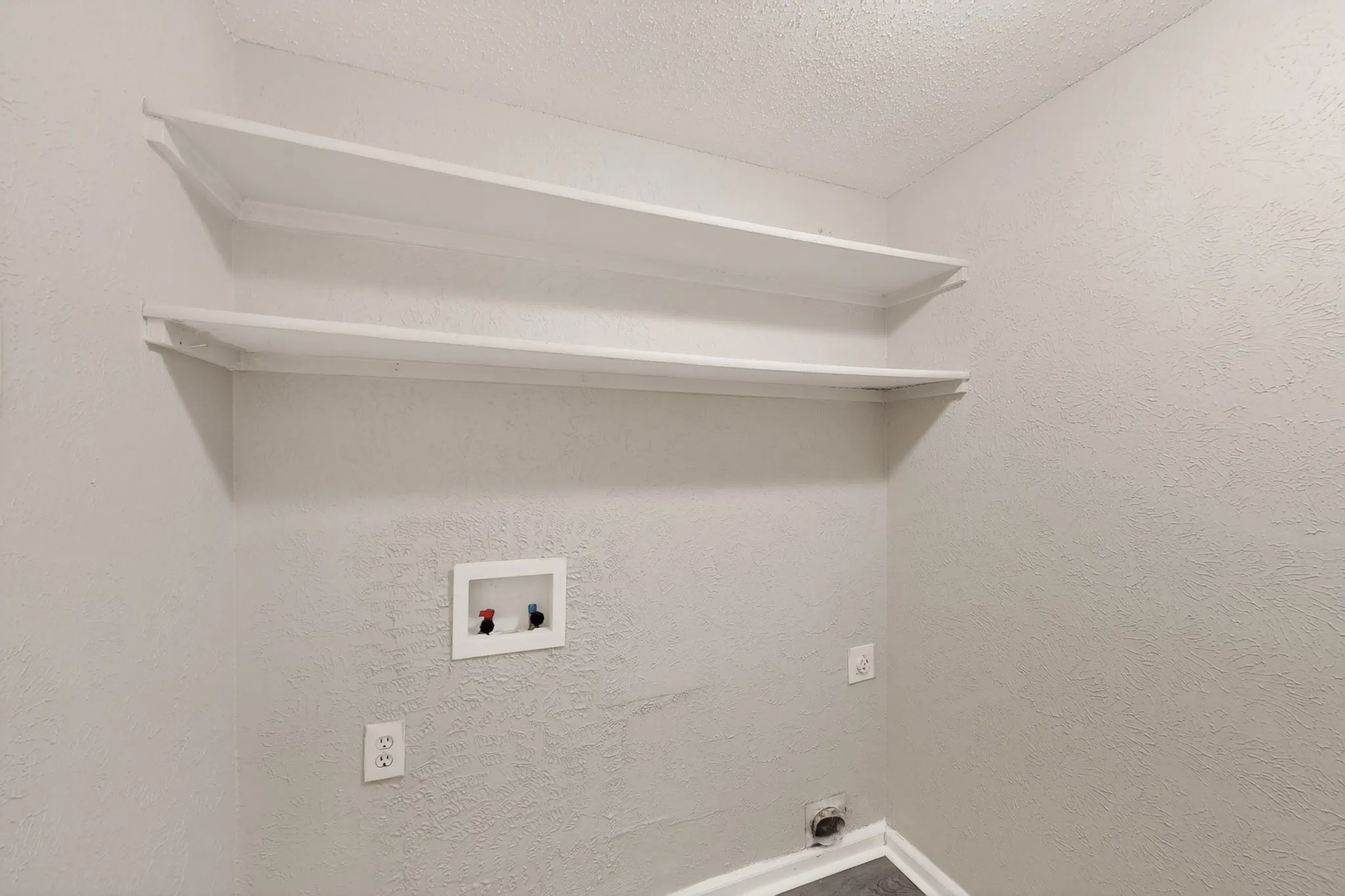 Single Family Residence For Sale in Dallas County , 5513 Galaxie Road, Garland, Texas 75044, 3 Bedroom, 3 Bathroom, 2 Garage spaces, 2,238 Sqft, built in 1977, mls#21284214, Real Estate Agent in Garland, Homes For Sale in Dallas county, Homes For Sale in Garland, Realtor in Garland Texas, Real Estate Brokerage Independent Realty Texas, Luminita Cordes Realtor