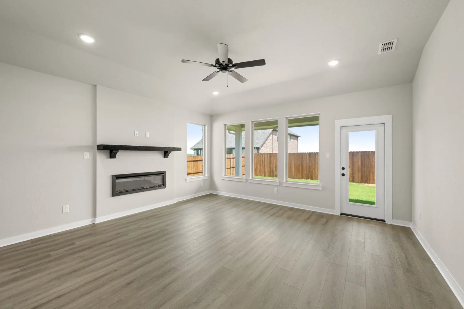 18_6900 Deadwood- Living Room-1