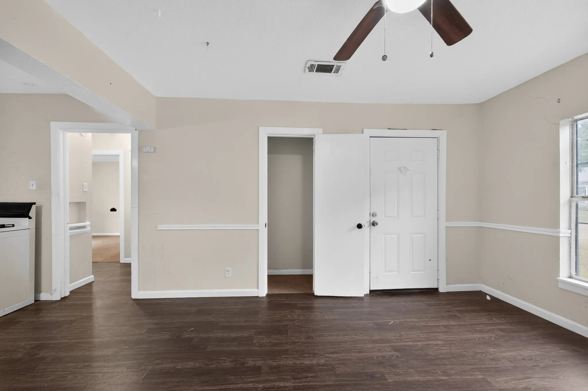 Single Family Residence For Sale in Dallas County , 3102 Kellogg Avenue, Dallas, Texas 75216, 2 Bedroom, 1 Bathroom, Garage spaces, 792 Sqft, built in 1950, mls#21282395, Real Estate Agent in Dallas, Homes For Sale in Dallas county, Homes For Sale in Dallas, Realtor in Dallas Texas, Real Estate Brokerage Independent Realty Texas, Luminita Cordes Realtor