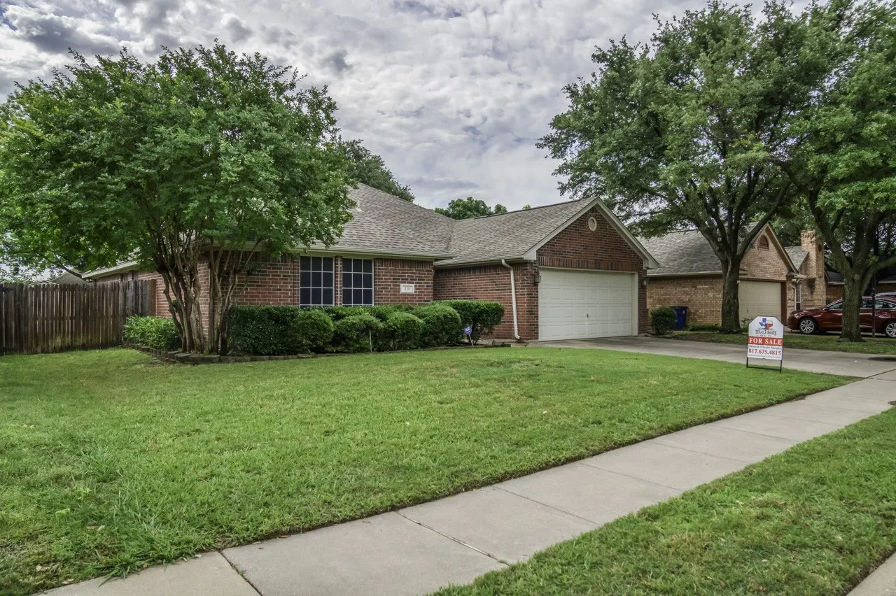 Single Family Residence For Sale in Tarrant County , 320 Shane Lane, Burleson, Texas 76028, 3 Bedroom, 2 Bathroom, 2 Garage spaces, 1,870 Sqft, built in 2001, Price $299,950, mls#21274046, Real Estate Agent in Burleson, Homes For Sale in Tarrant county, Homes For Sale in Burleson, Realtor in Burleson Texas, Real Estate Brokerage Independent Realty Texas, Luminita Cordes Realtor