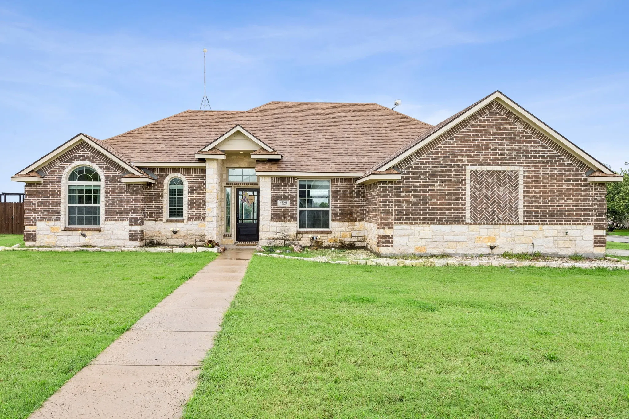 Single Family Residence For Sale in Hunt County , 2509 Hollon Drive, Caddo Mills, Texas 75135, 3 Bedroom, 2 Bathroom, 2 Garage spaces, 1,709 Sqft, built in 2017, mls#21283527, Real Estate Agent in Caddo Mills, Homes For Sale in Hunt county, Homes For Sale in Caddo Mills, Realtor in Caddo Mills Texas, Real Estate Brokerage Independent Realty Texas, Luminita Cordes Realtor