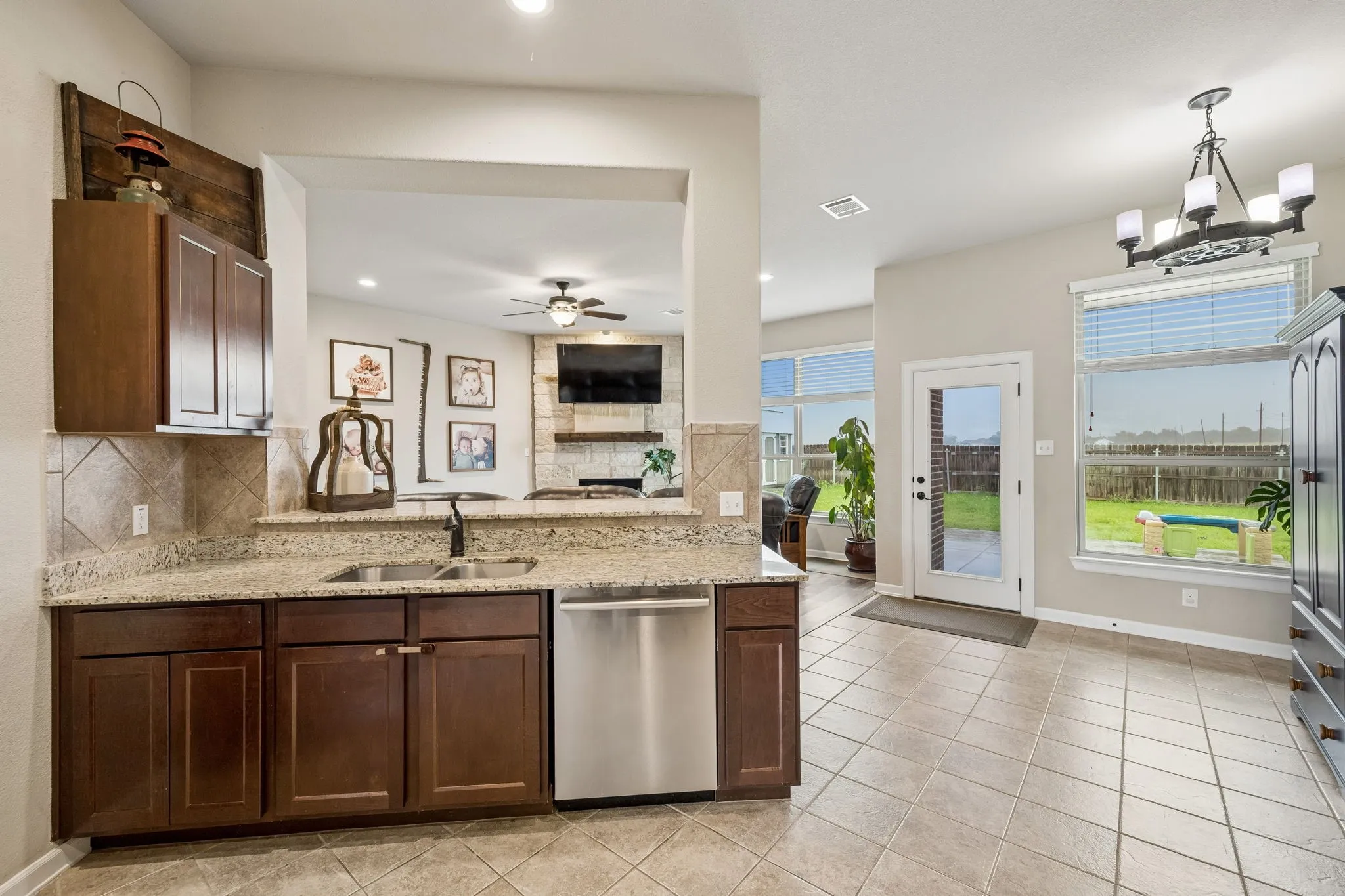 Single Family Residence For Sale in Hunt County , 2509 Hollon Drive, Caddo Mills, Texas 75135, 3 Bedroom, 2 Bathroom, 2 Garage spaces, 1,709 Sqft, built in 2017, mls#21283527, Real Estate Agent in Caddo Mills, Homes For Sale in Hunt county, Homes For Sale in Caddo Mills, Realtor in Caddo Mills Texas, Real Estate Brokerage Independent Realty Texas, Luminita Cordes Realtor