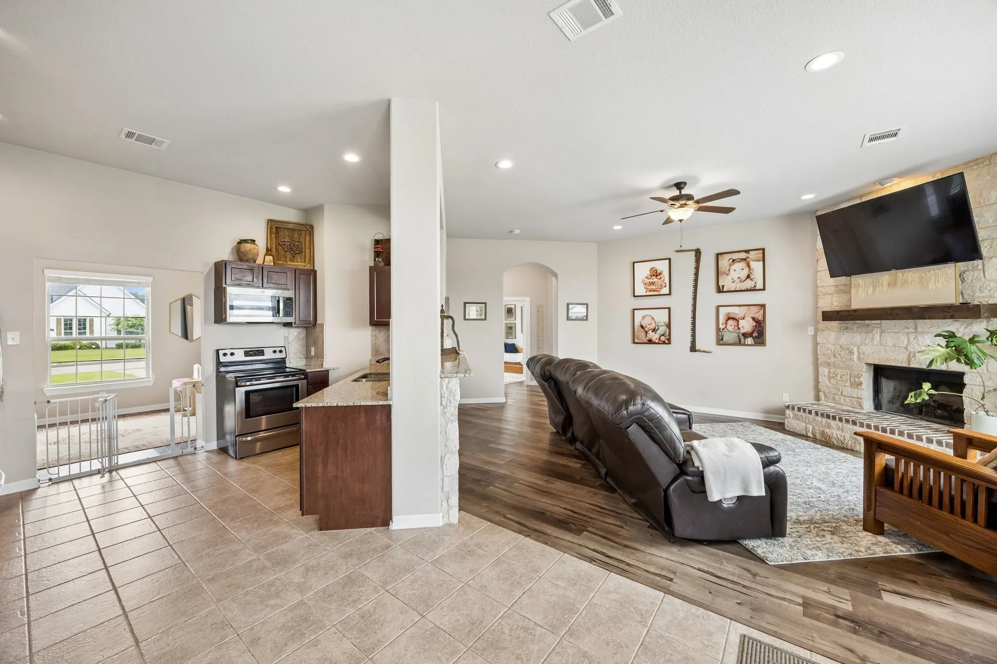 Single Family Residence For Sale in Hunt County , 2509 Hollon Drive, Caddo Mills, Texas 75135, 3 Bedroom, 2 Bathroom, 2 Garage spaces, 1,709 Sqft, built in 2017, mls#21283527, Real Estate Agent in Caddo Mills, Homes For Sale in Hunt county, Homes For Sale in Caddo Mills, Realtor in Caddo Mills Texas, Real Estate Brokerage Independent Realty Texas, Luminita Cordes Realtor