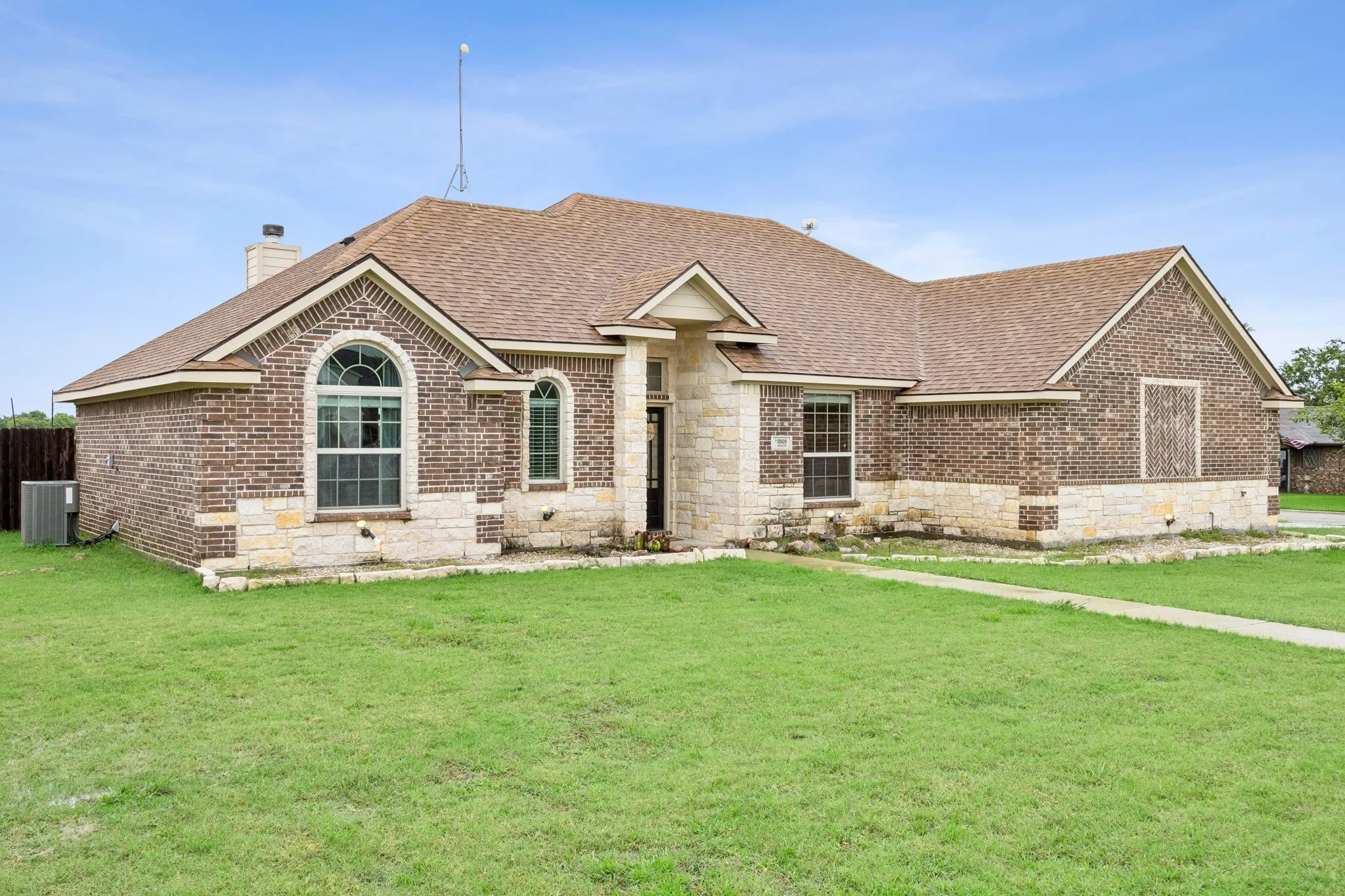 Single Family Residence For Sale in Hunt County , 2509 Hollon Drive, Caddo Mills, Texas 75135, 3 Bedroom, 2 Bathroom, 2 Garage spaces, 1,709 Sqft, built in 2017, mls#21283527, Real Estate Agent in Caddo Mills, Homes For Sale in Hunt county, Homes For Sale in Caddo Mills, Realtor in Caddo Mills Texas, Real Estate Brokerage Independent Realty Texas, Luminita Cordes Realtor
