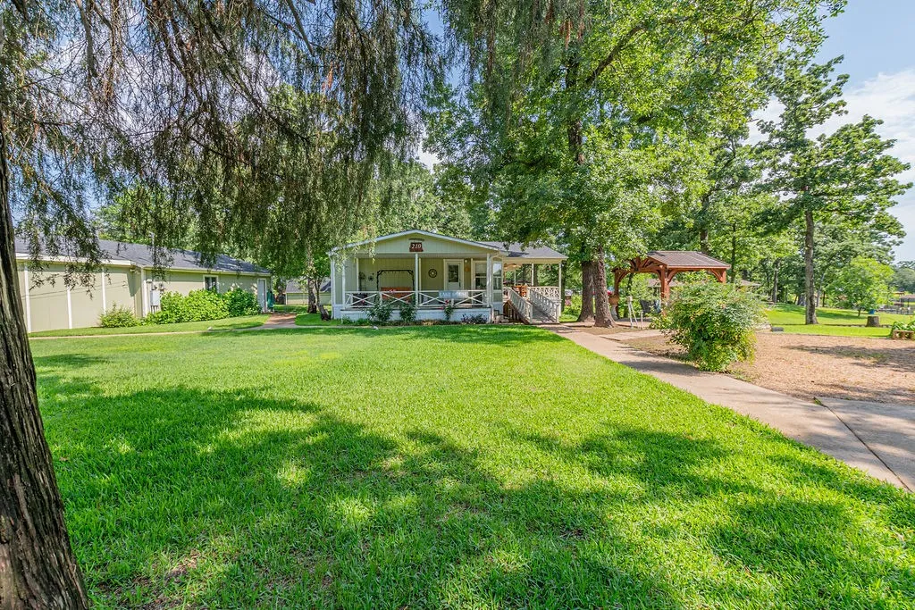 Single Family Residence For Sale in Henderson County , 210 Victor Court, Trinidad, Texas 75163, 3 Bedroom, 2 Bathroom, 4 Garage spaces, 1,568 Sqft, built in 2003, mls#21284260, Real Estate Agent in Trinidad, Homes For Sale in Henderson county, Homes For Sale in Trinidad, Realtor in Trinidad Texas, Real Estate Brokerage Independent Realty Texas, Luminita Cordes Realtor