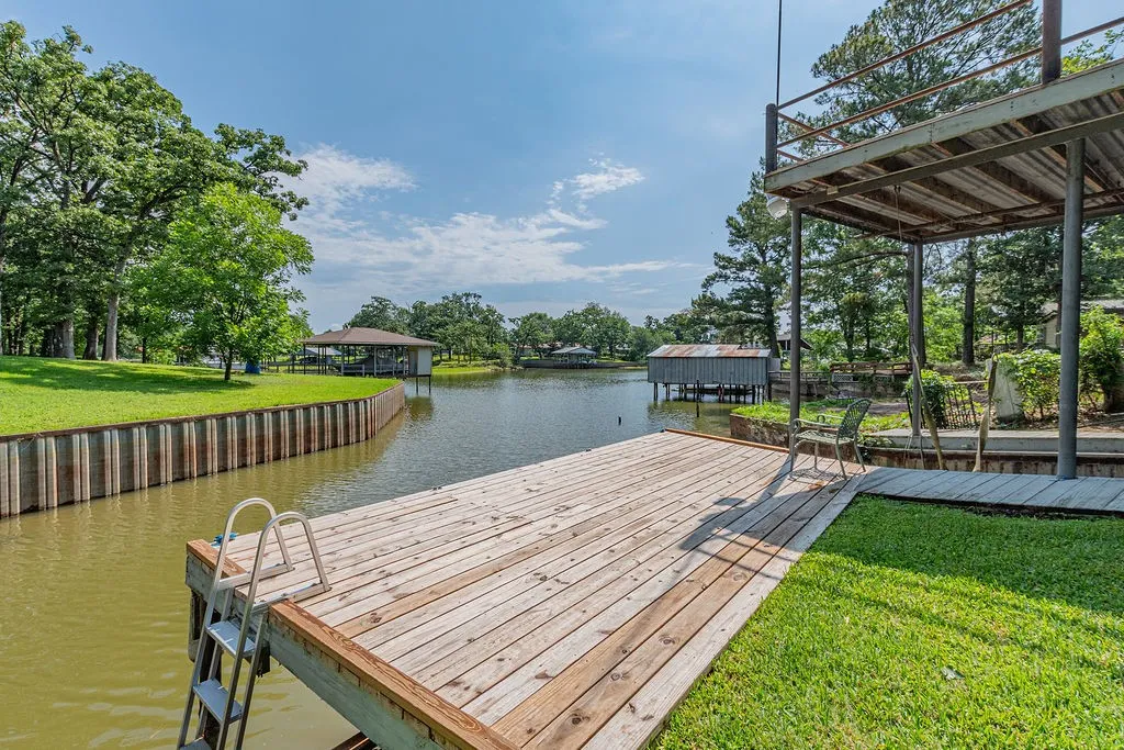 Single Family Residence For Sale in Henderson County , 210 Victor Court, Trinidad, Texas 75163, 3 Bedroom, 2 Bathroom, 4 Garage spaces, 1,568 Sqft, built in 2003, mls#21284260, Real Estate Agent in Trinidad, Homes For Sale in Henderson county, Homes For Sale in Trinidad, Realtor in Trinidad Texas, Real Estate Brokerage Independent Realty Texas, Luminita Cordes Realtor