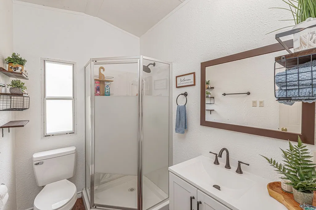 Single Family Residence For Sale in Henderson County , 210 Victor Court, Trinidad, Texas 75163, 3 Bedroom, 2 Bathroom, 4 Garage spaces, 1,568 Sqft, built in 2003, mls#21284260, Real Estate Agent in Trinidad, Homes For Sale in Henderson county, Homes For Sale in Trinidad, Realtor in Trinidad Texas, Real Estate Brokerage Independent Realty Texas, Luminita Cordes Realtor