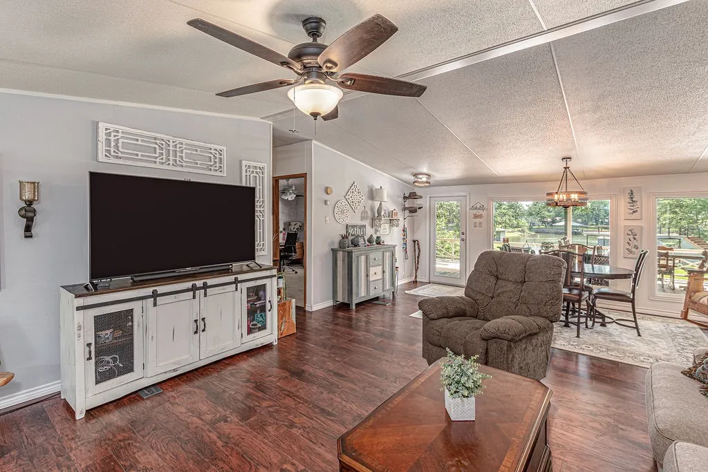Single Family Residence For Sale in Henderson County , 210 Victor Court, Trinidad, Texas 75163, 3 Bedroom, 2 Bathroom, 4 Garage spaces, 1,568 Sqft, built in 2003, mls#21284260, Real Estate Agent in Trinidad, Homes For Sale in Henderson county, Homes For Sale in Trinidad, Realtor in Trinidad Texas, Real Estate Brokerage Independent Realty Texas, Luminita Cordes Realtor