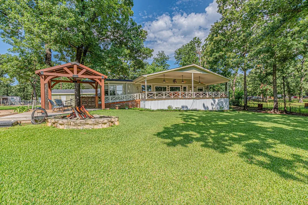 Single Family Residence For Sale in Henderson County , 210 Victor Court, Trinidad, Texas 75163, 3 Bedroom, 2 Bathroom, 4 Garage spaces, 1,568 Sqft, built in 2003, mls#21284260, Real Estate Agent in Trinidad, Homes For Sale in Henderson county, Homes For Sale in Trinidad, Realtor in Trinidad Texas, Real Estate Brokerage Independent Realty Texas, Luminita Cordes Realtor