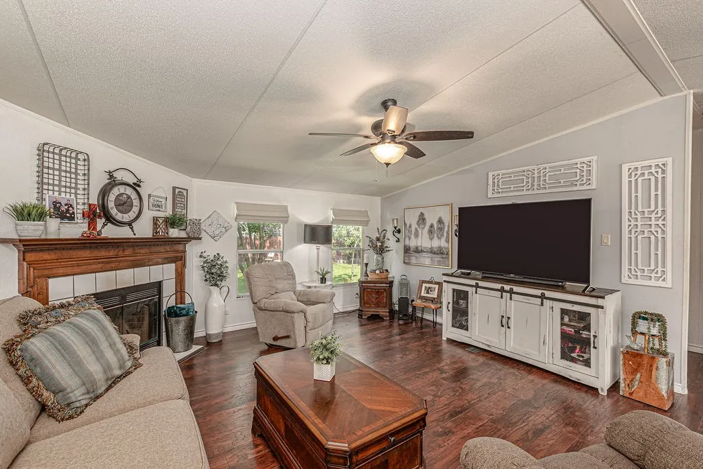 Single Family Residence For Sale in Henderson County , 210 Victor Court, Trinidad, Texas 75163, 3 Bedroom, 2 Bathroom, 4 Garage spaces, 1,568 Sqft, built in 2003, mls#21284260, Real Estate Agent in Trinidad, Homes For Sale in Henderson county, Homes For Sale in Trinidad, Realtor in Trinidad Texas, Real Estate Brokerage Independent Realty Texas, Luminita Cordes Realtor