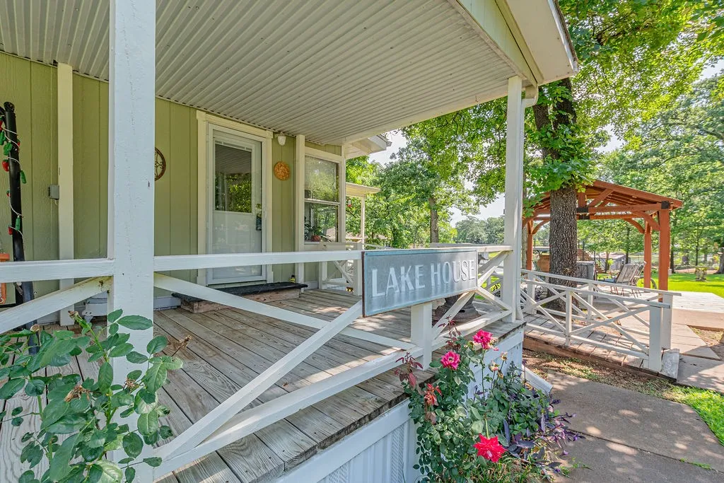 Single Family Residence For Sale in Henderson County , 210 Victor Court, Trinidad, Texas 75163, 3 Bedroom, 2 Bathroom, 4 Garage spaces, 1,568 Sqft, built in 2003, mls#21284260, Real Estate Agent in Trinidad, Homes For Sale in Henderson county, Homes For Sale in Trinidad, Realtor in Trinidad Texas, Real Estate Brokerage Independent Realty Texas, Luminita Cordes Realtor