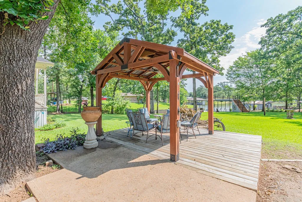 Single Family Residence For Sale in Henderson County , 210 Victor Court, Trinidad, Texas 75163, 3 Bedroom, 2 Bathroom, 4 Garage spaces, 1,568 Sqft, built in 2003, mls#21284260, Real Estate Agent in Trinidad, Homes For Sale in Henderson county, Homes For Sale in Trinidad, Realtor in Trinidad Texas, Real Estate Brokerage Independent Realty Texas, Luminita Cordes Realtor