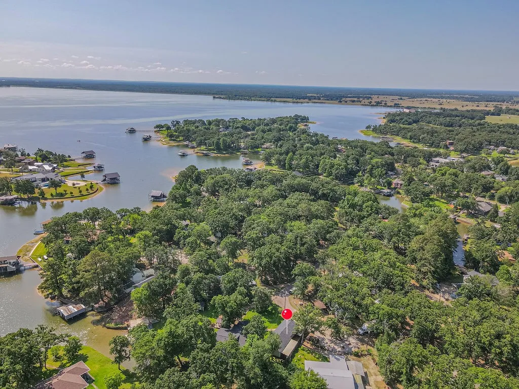 Single Family Residence For Sale in Henderson County , 210 Victor Court, Trinidad, Texas 75163, 3 Bedroom, 2 Bathroom, 4 Garage spaces, 1,568 Sqft, built in 2003, mls#21284260, Real Estate Agent in Trinidad, Homes For Sale in Henderson county, Homes For Sale in Trinidad, Realtor in Trinidad Texas, Real Estate Brokerage Independent Realty Texas, Luminita Cordes Realtor