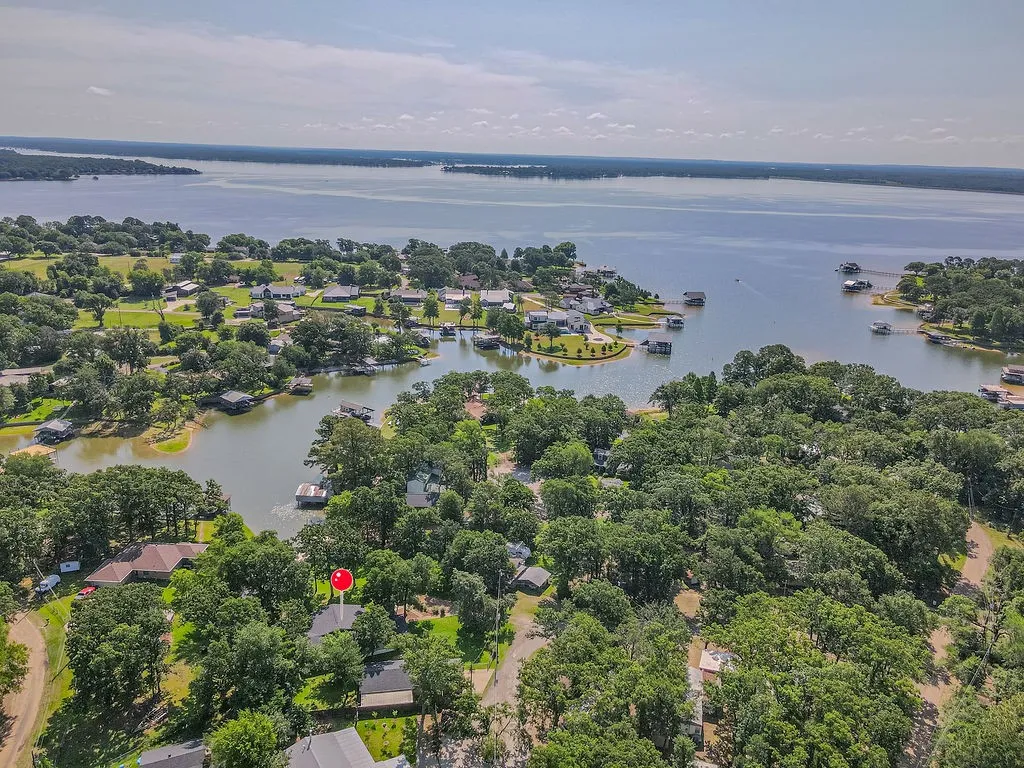 Single Family Residence For Sale in Henderson County , 210 Victor Court, Trinidad, Texas 75163, 3 Bedroom, 2 Bathroom, 4 Garage spaces, 1,568 Sqft, built in 2003, mls#21284260, Real Estate Agent in Trinidad, Homes For Sale in Henderson county, Homes For Sale in Trinidad, Realtor in Trinidad Texas, Real Estate Brokerage Independent Realty Texas, Luminita Cordes Realtor