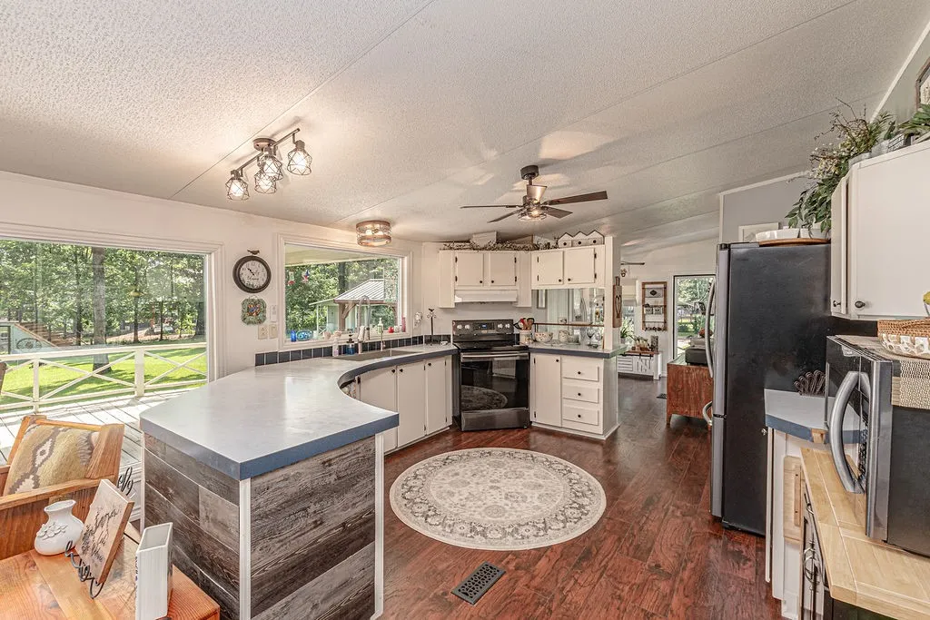 Single Family Residence For Sale in Henderson County , 210 Victor Court, Trinidad, Texas 75163, 3 Bedroom, 2 Bathroom, 4 Garage spaces, 1,568 Sqft, built in 2003, mls#21284260, Real Estate Agent in Trinidad, Homes For Sale in Henderson county, Homes For Sale in Trinidad, Realtor in Trinidad Texas, Real Estate Brokerage Independent Realty Texas, Luminita Cordes Realtor