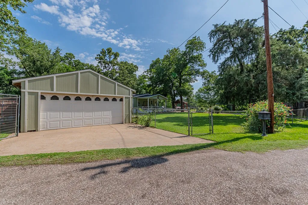 Single Family Residence For Sale in Henderson County , 210 Victor Court, Trinidad, Texas 75163, 3 Bedroom, 2 Bathroom, 4 Garage spaces, 1,568 Sqft, built in 2003, mls#21284260, Real Estate Agent in Trinidad, Homes For Sale in Henderson county, Homes For Sale in Trinidad, Realtor in Trinidad Texas, Real Estate Brokerage Independent Realty Texas, Luminita Cordes Realtor