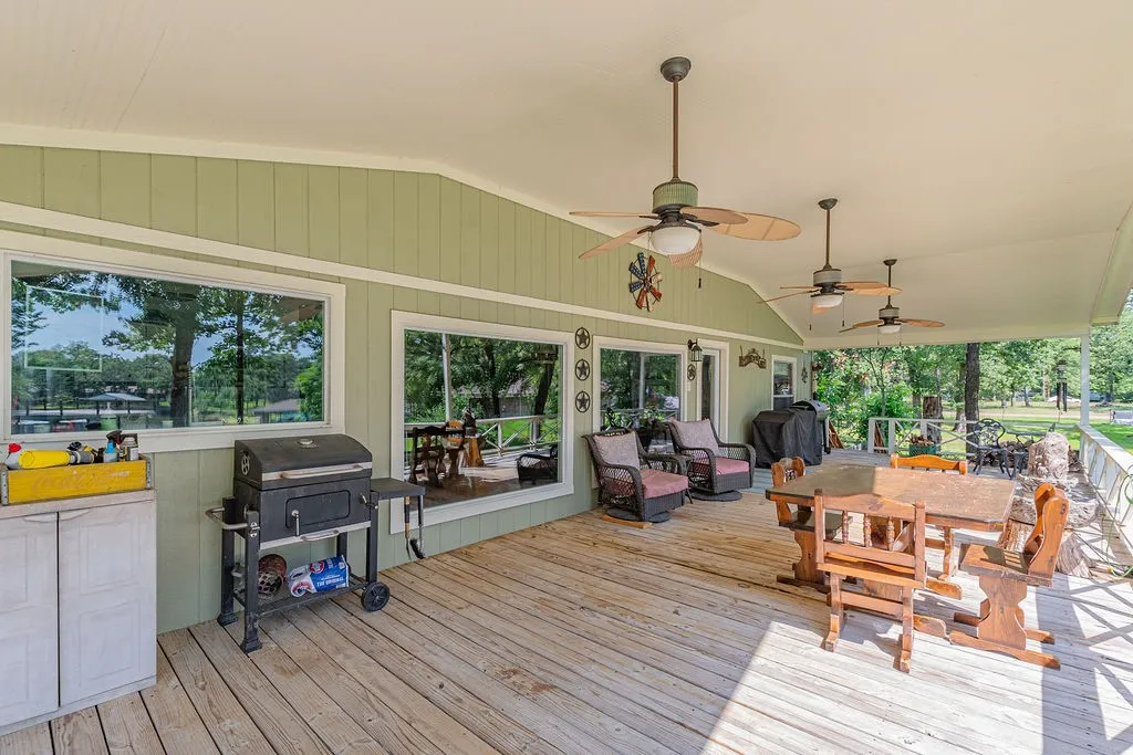 Single Family Residence For Sale in Henderson County , 210 Victor Court, Trinidad, Texas 75163, 3 Bedroom, 2 Bathroom, 4 Garage spaces, 1,568 Sqft, built in 2003, mls#21284260, Real Estate Agent in Trinidad, Homes For Sale in Henderson county, Homes For Sale in Trinidad, Realtor in Trinidad Texas, Real Estate Brokerage Independent Realty Texas, Luminita Cordes Realtor