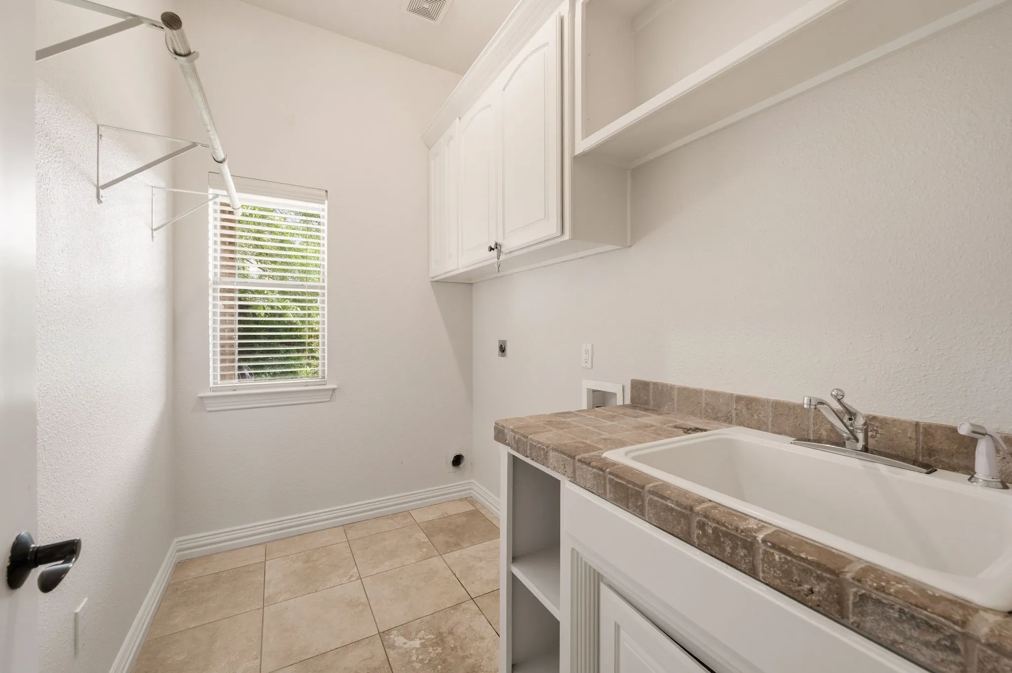 Single Family Residence For Sale in Tarrant County , 1413 Kaitlyn Lane, Keller, Texas 76248, 4 Bedroom, 4 Bathroom, 3 Garage spaces, 3,533 Sqft, built in 2001, mls#21272504, Real Estate Agent in Keller, Homes For Sale in Tarrant county, Homes For Sale in Keller, Realtor in Keller Texas, Real Estate Brokerage Independent Realty Texas, Luminita Cordes Realtor