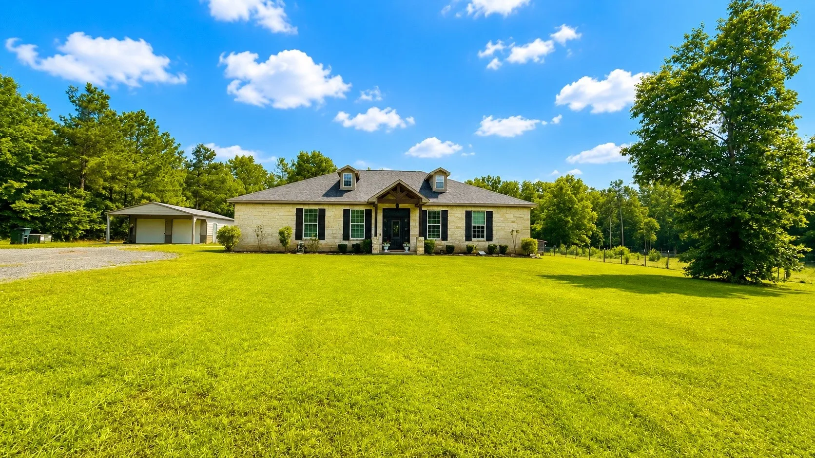 Single Family Residence For Sale in Panola County , 637 CR 151, Carthage, Texas 75633, 3 Bedroom, 2 Bathroom, 2 Garage spaces, 1,960 Sqft, built in 2014, mls#21283506, Real Estate Agent in Carthage, Homes For Sale in Panola county, Homes For Sale in Carthage, Realtor in Carthage Texas, Real Estate Brokerage Independent Realty Texas, Luminita Cordes Realtor