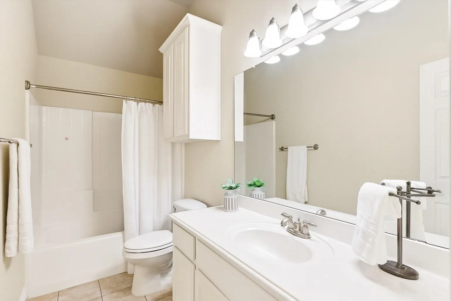 Single Family Residence For Sale in Denton County , 308 Sandy Cove, Argyle, Texas 76226, 4 Bedroom, 3 Bathroom, 3 Garage spaces, 3,188 Sqft, built in 2005, mls#21277426, Real Estate Agent in Argyle, Homes For Sale in Denton county, Homes For Sale in Argyle, Realtor in Argyle Texas, Real Estate Brokerage Independent Realty Texas, Luminita Cordes Realtor