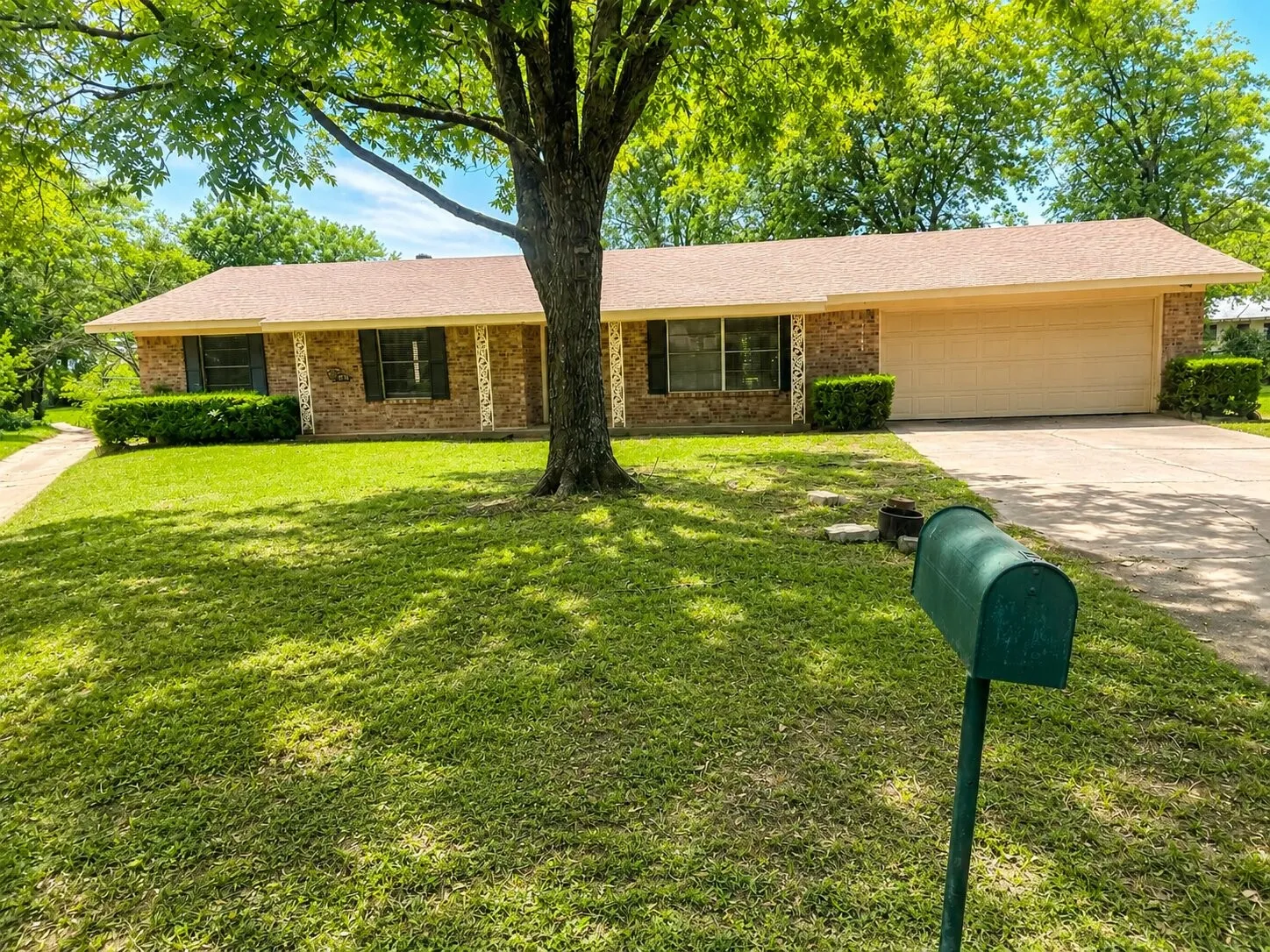 Single Family Residence For Sale in Hopkins County , 1141 Bowie Street, Sulphur Springs, Texas 75482, 3 Bedroom, 2 Bathroom, 2 Garage spaces, 1,306 Sqft, built in 1969, mls#21284263, Real Estate Agent in Sulphur Springs, Homes For Sale in Hopkins county, Homes For Sale in Sulphur Springs, Realtor in Sulphur Springs Texas, Real Estate Brokerage Independent Realty Texas, Luminita Cordes Realtor